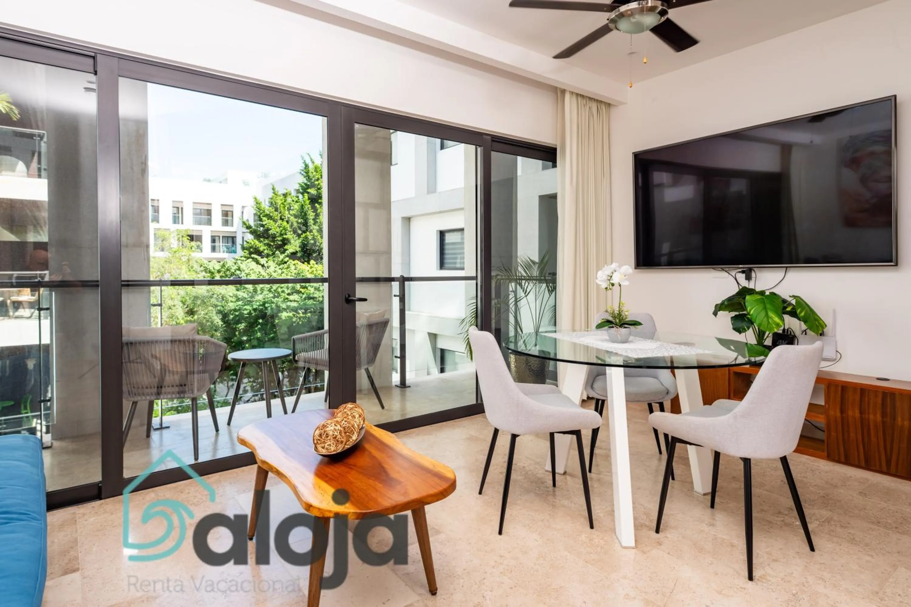 Dining area in Ipana condo unos pasos de 5ta Avenida