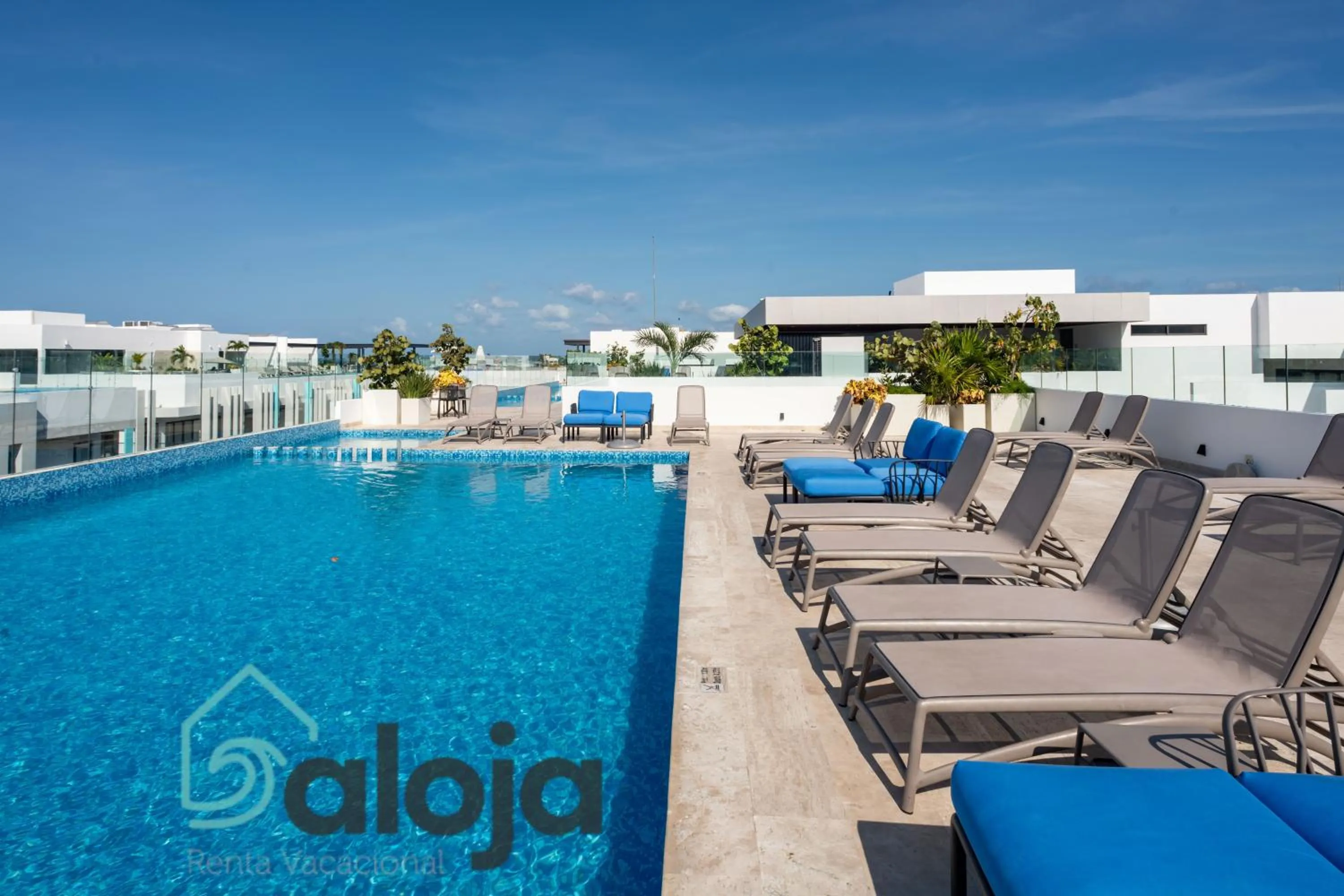 Pool view in Ipana condo unos pasos de 5ta Avenida