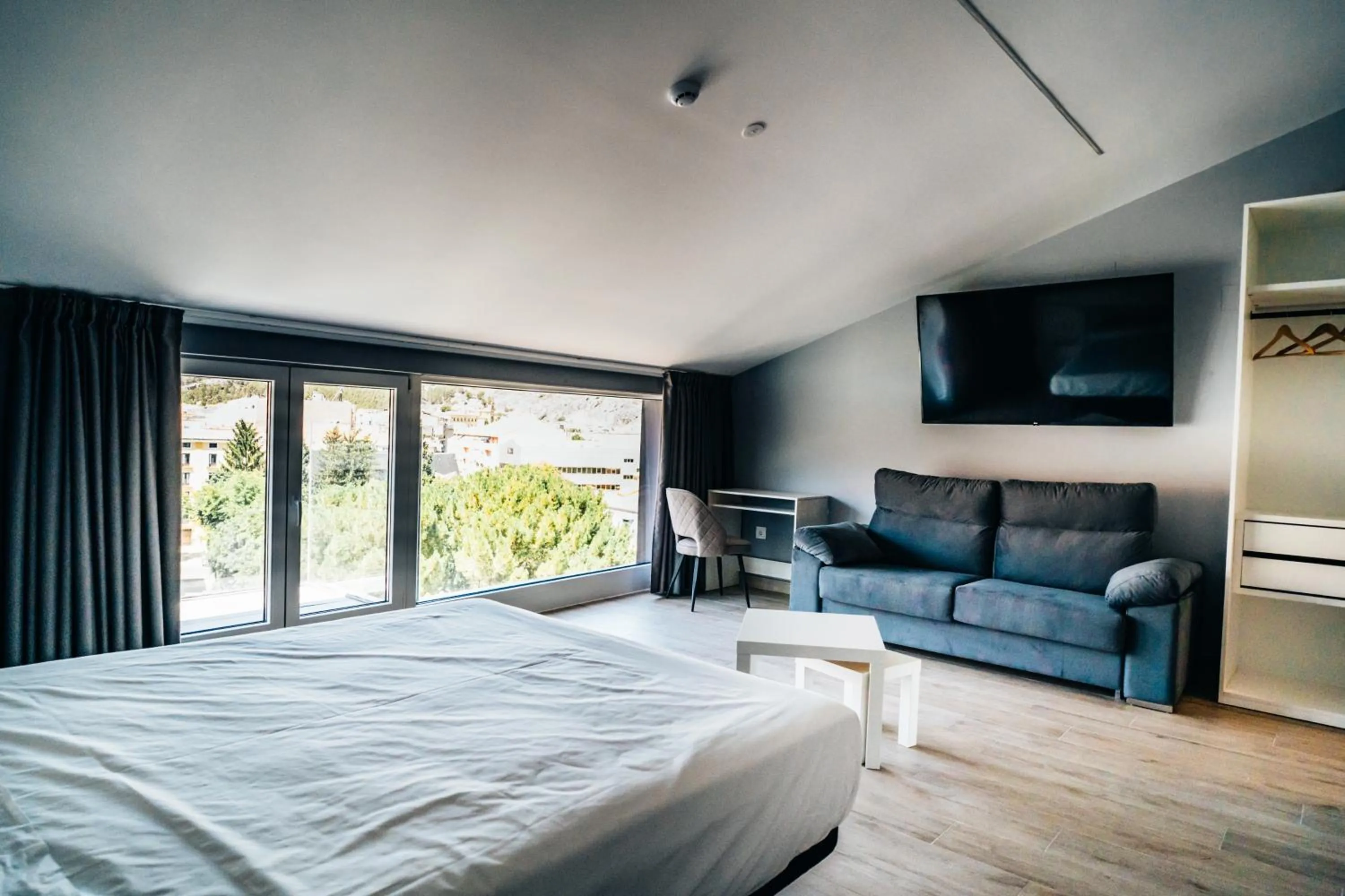 Bathroom, Bed in Arevalos Hotel