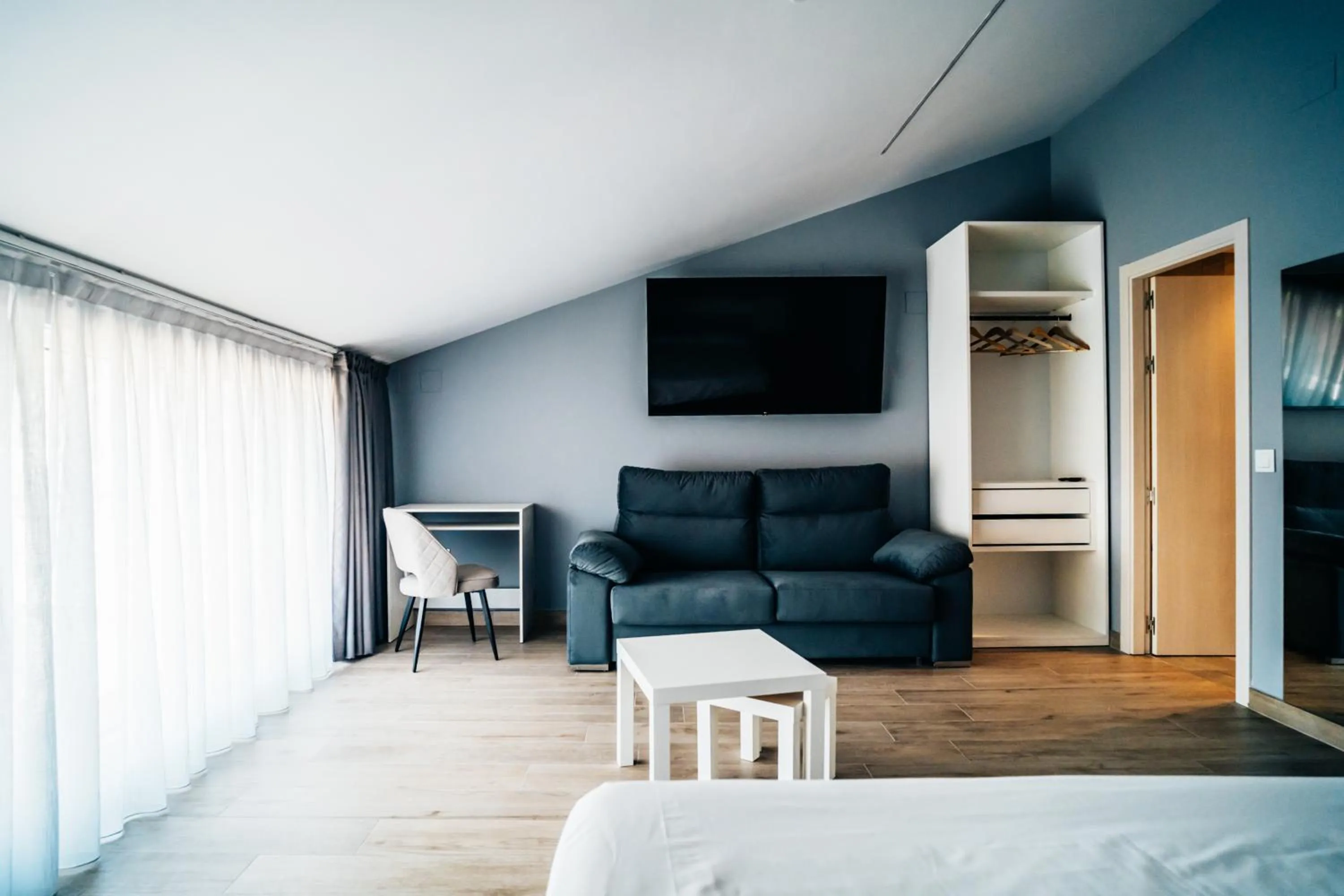 Bathroom, Bed in Arevalos Hotel