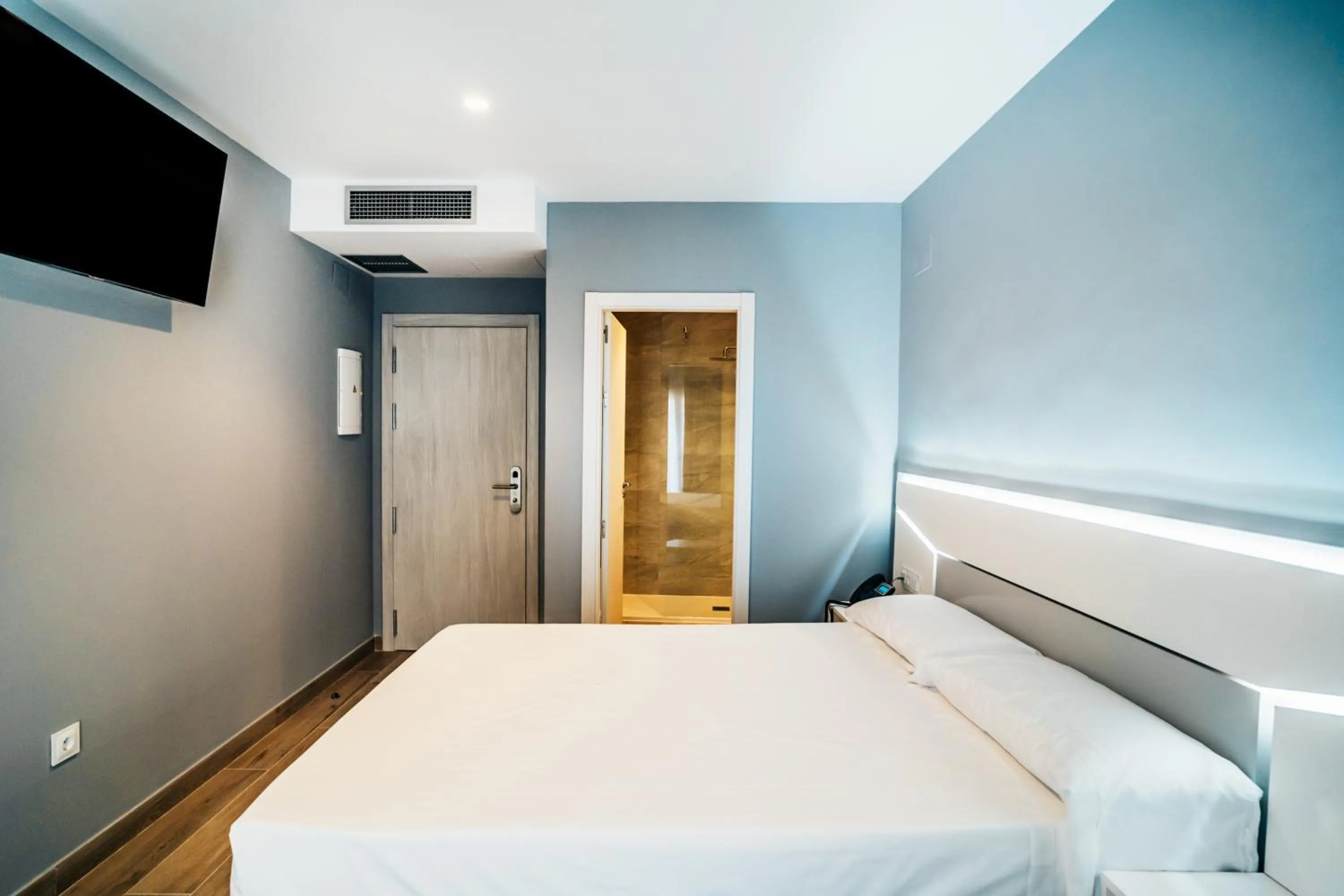 Shower, Bed in Arevalos Hotel
