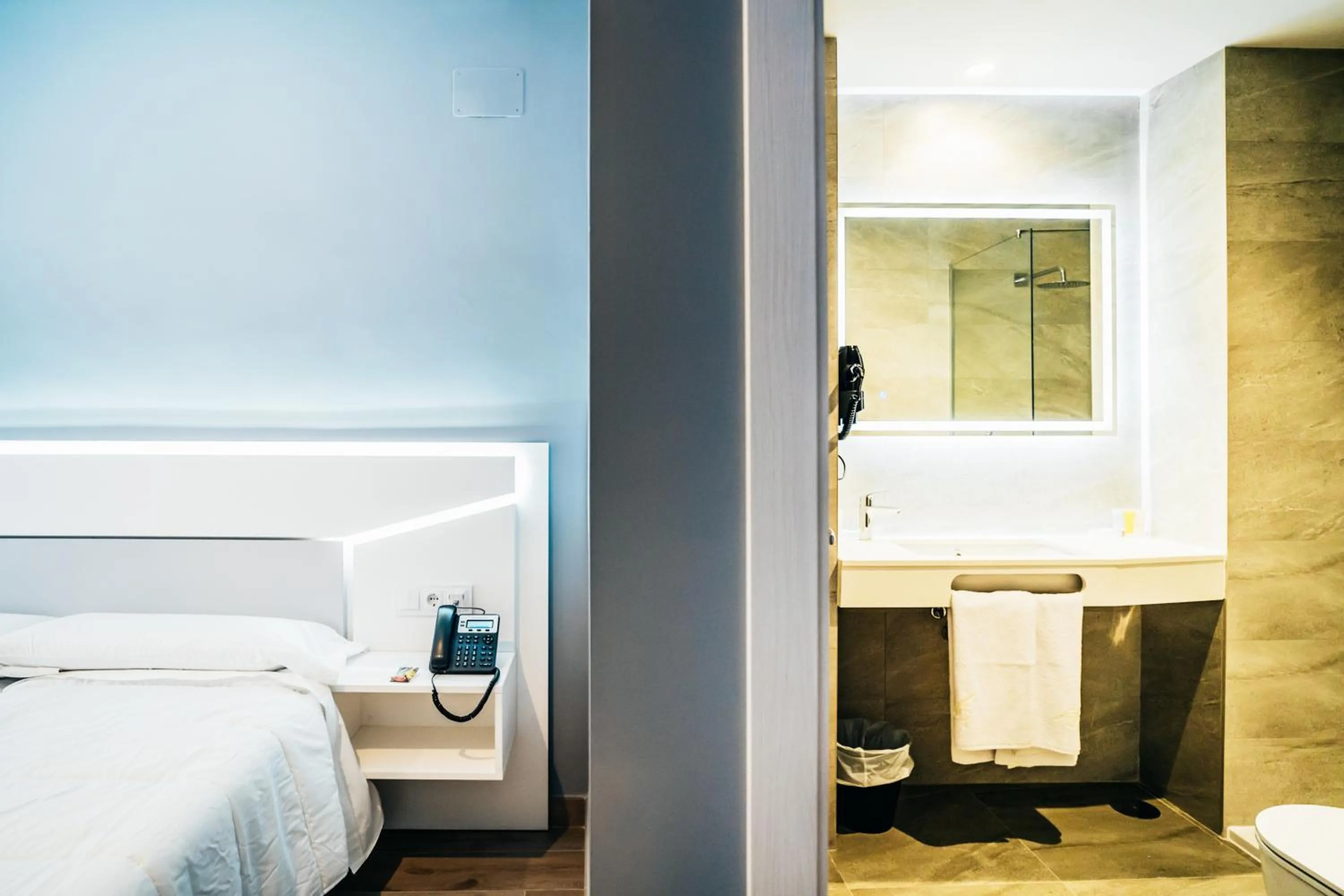 Shower, Bed in Arevalos Hotel