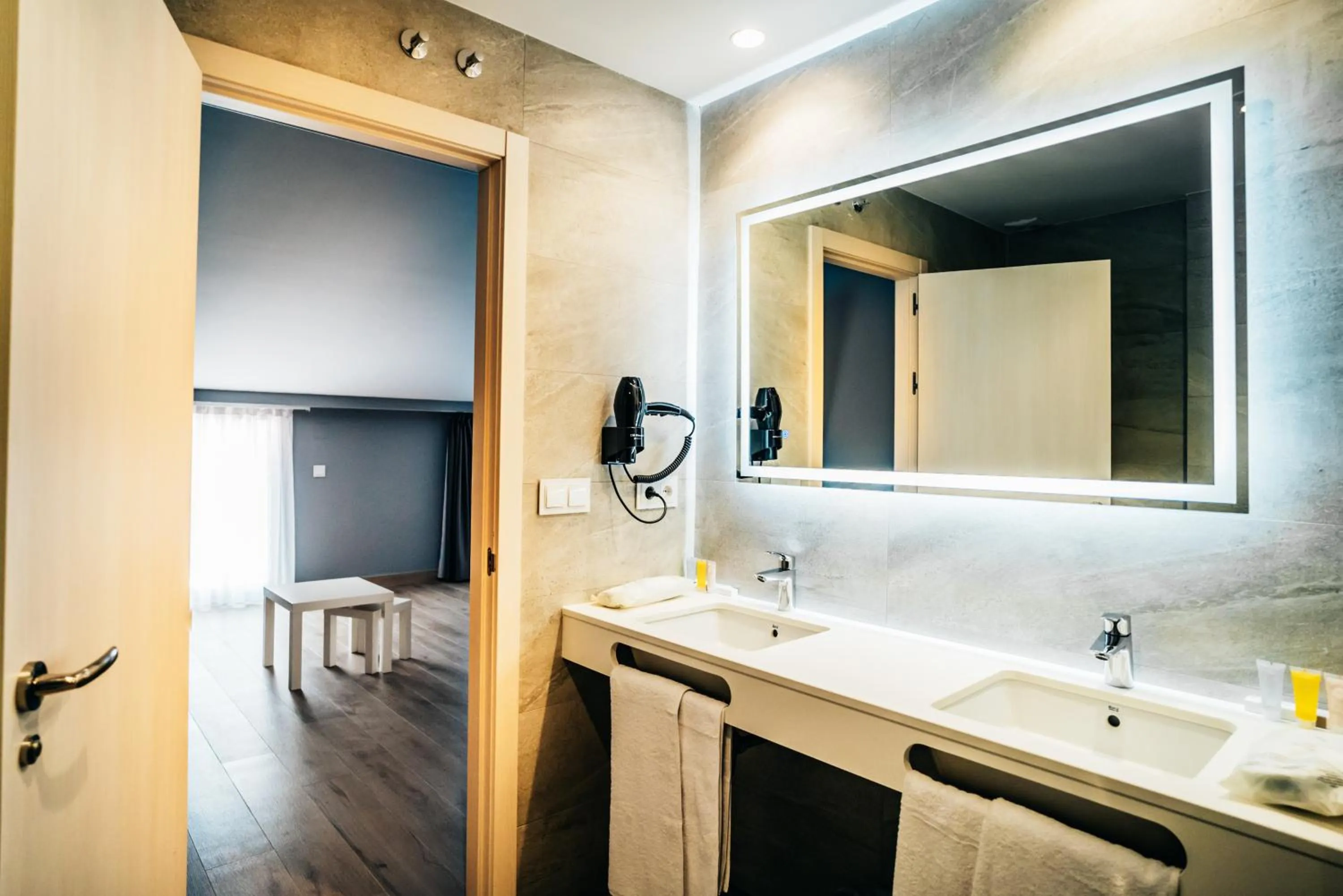 Shower in Arevalos Hotel