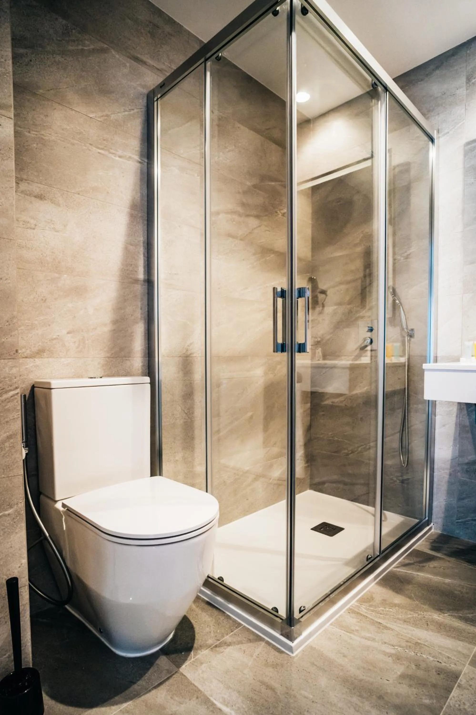 Shower in Arevalos Hotel