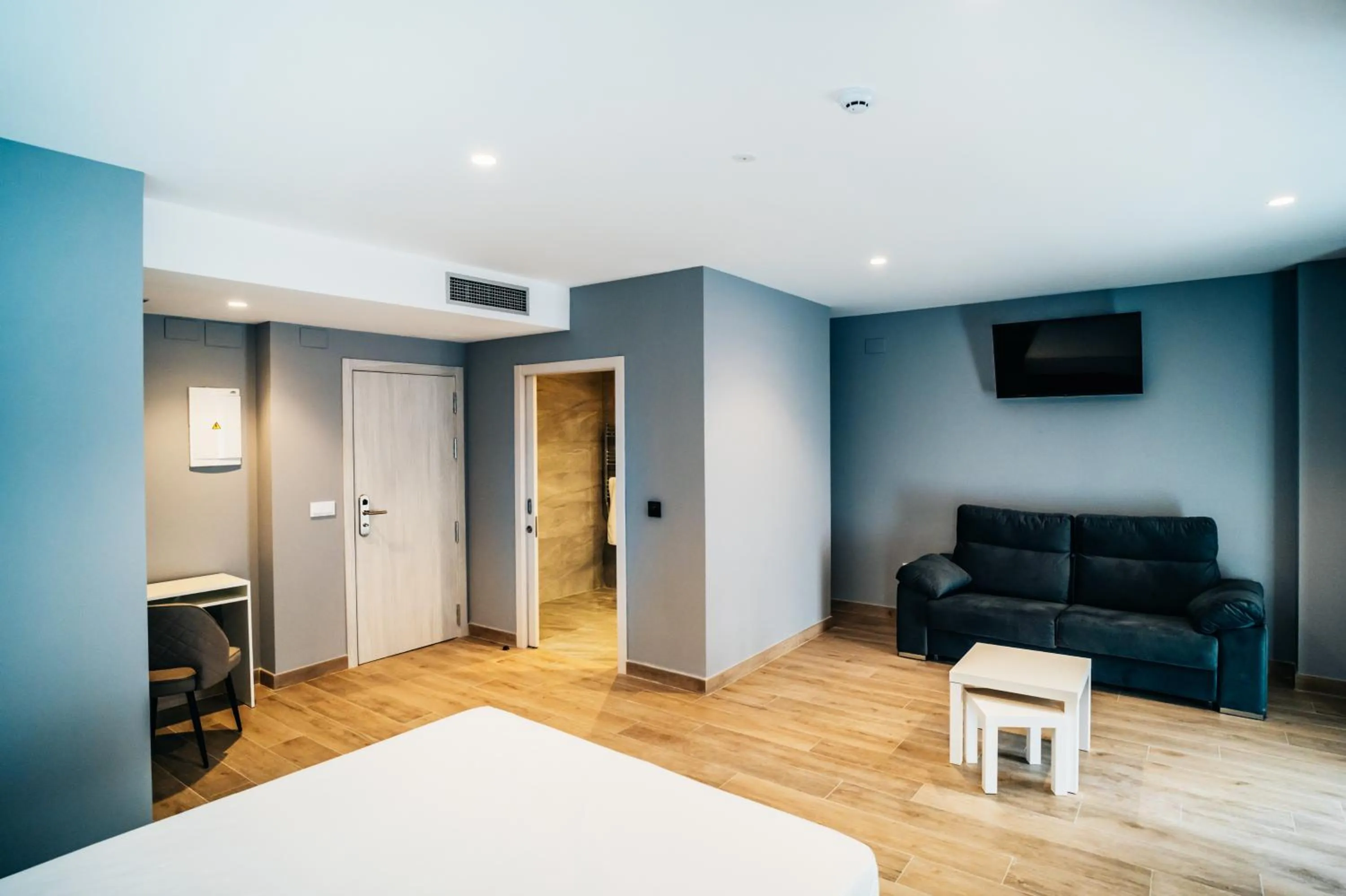 Shower, Bed in Arevalos Hotel