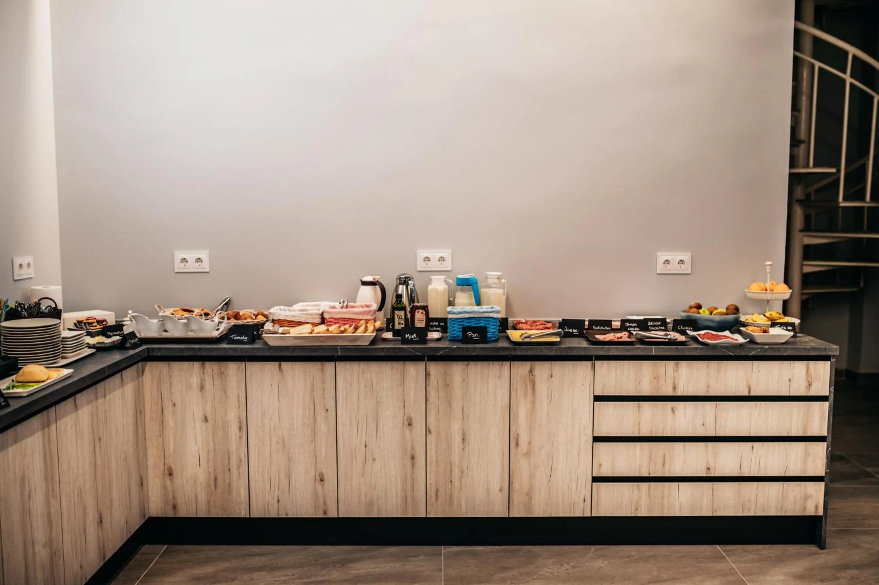 Restaurant/places to eat in Arevalos Hotel