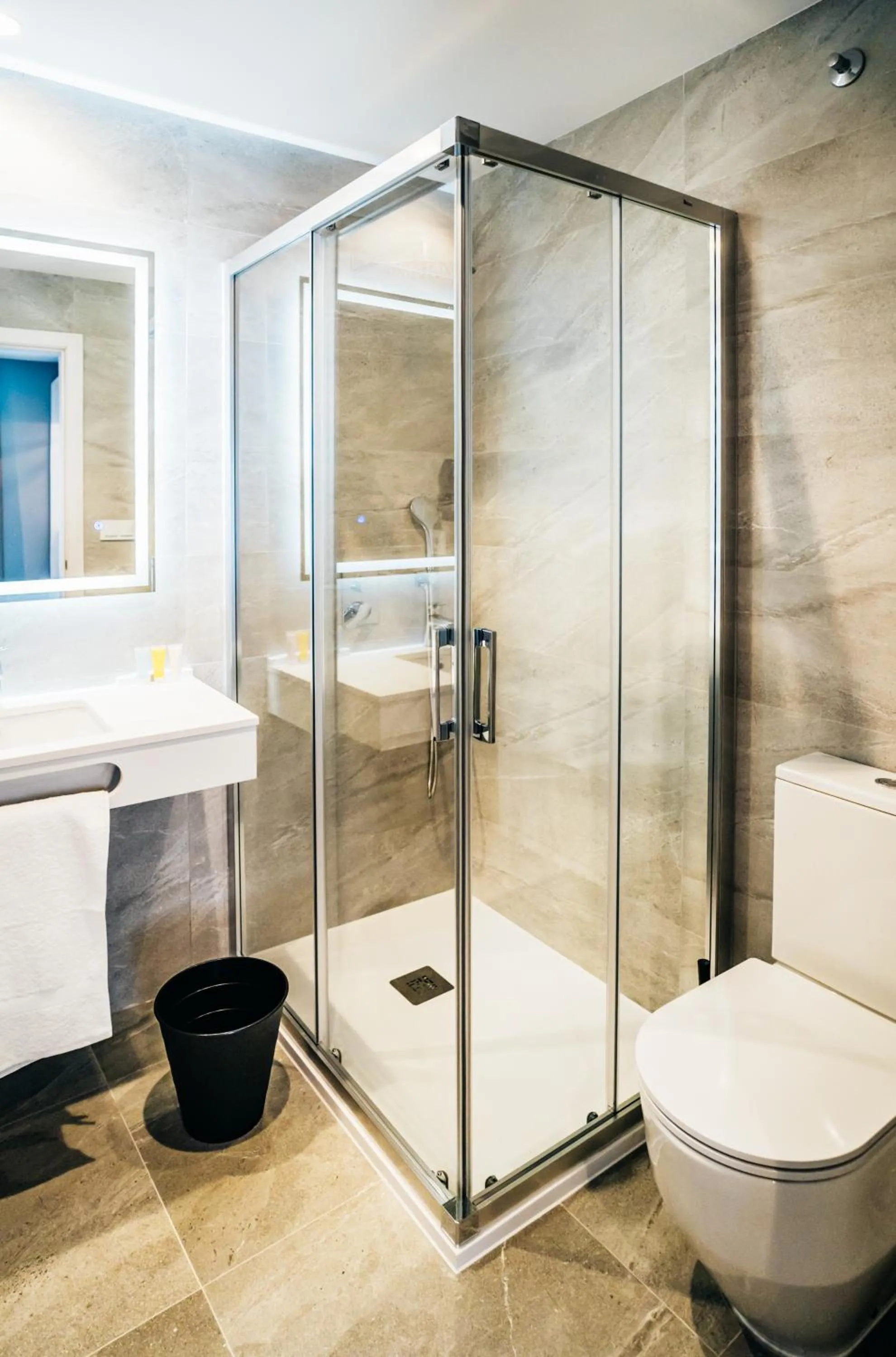 Shower in Arevalos Hotel