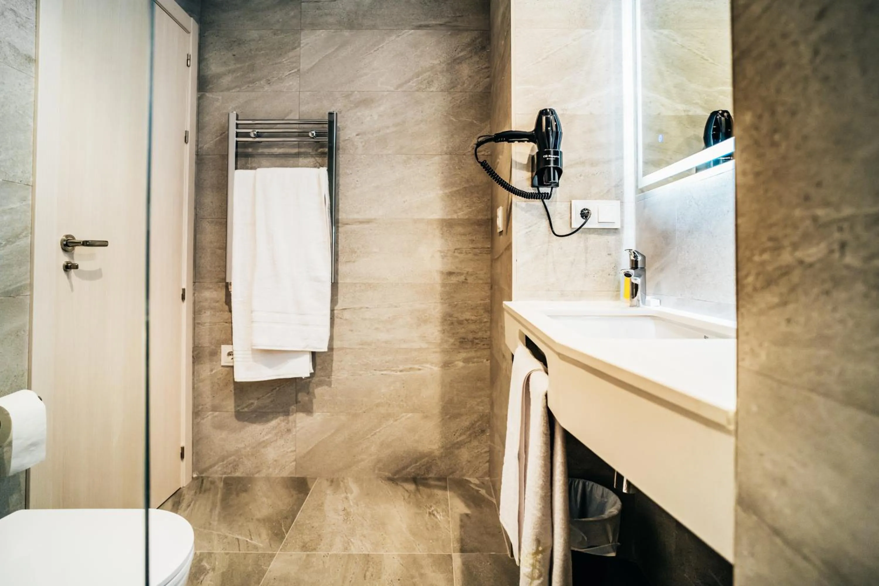 Shower in Arevalos Hotel