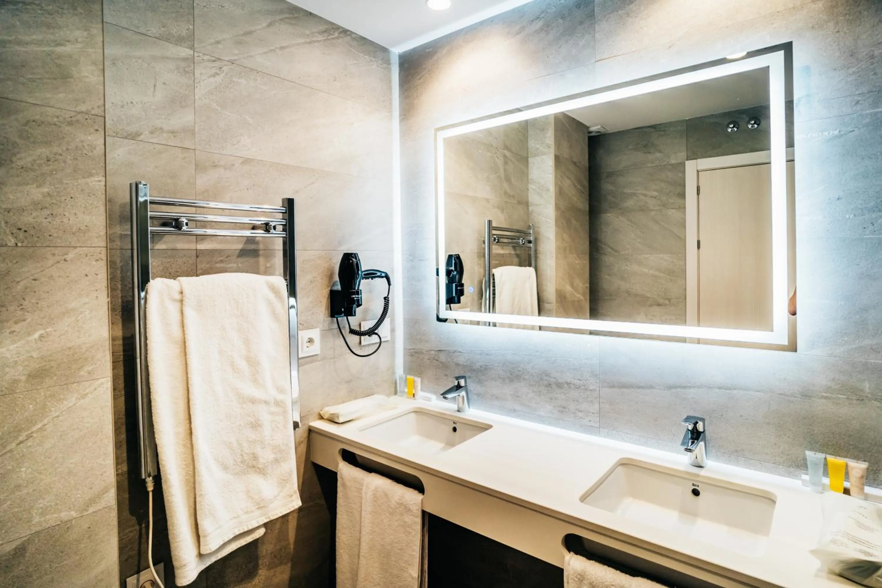 Shower in Arevalos Hotel