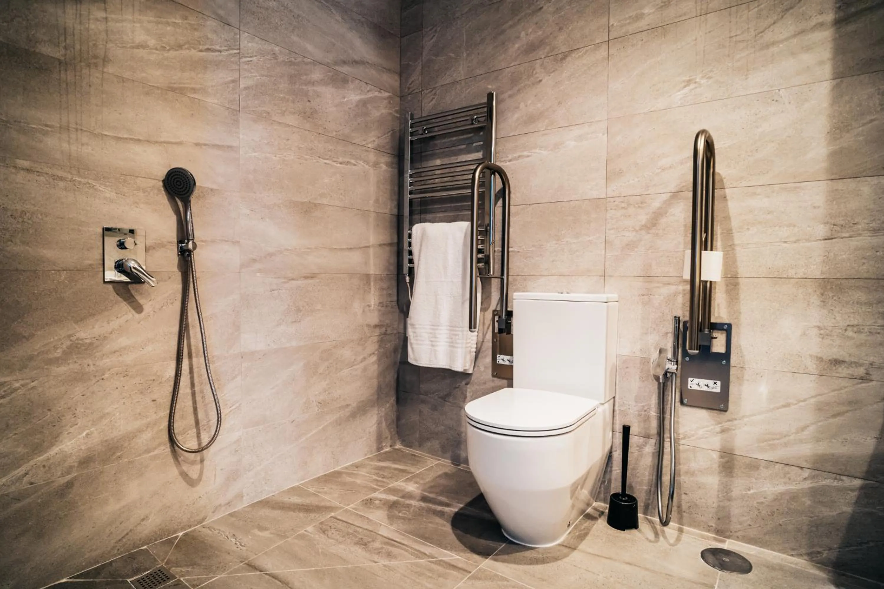 Shower in Arevalos Hotel