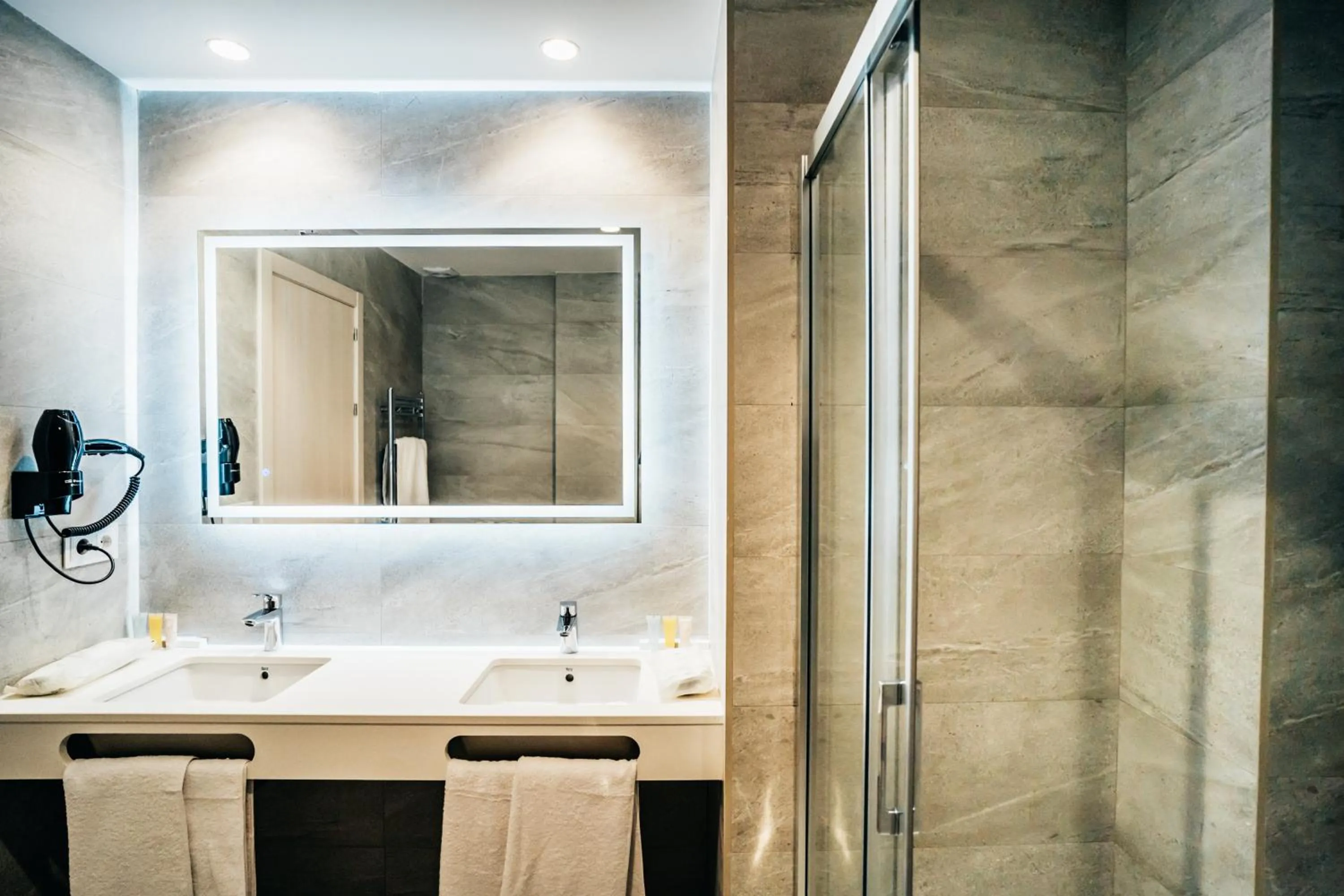 Shower in Arevalos Hotel