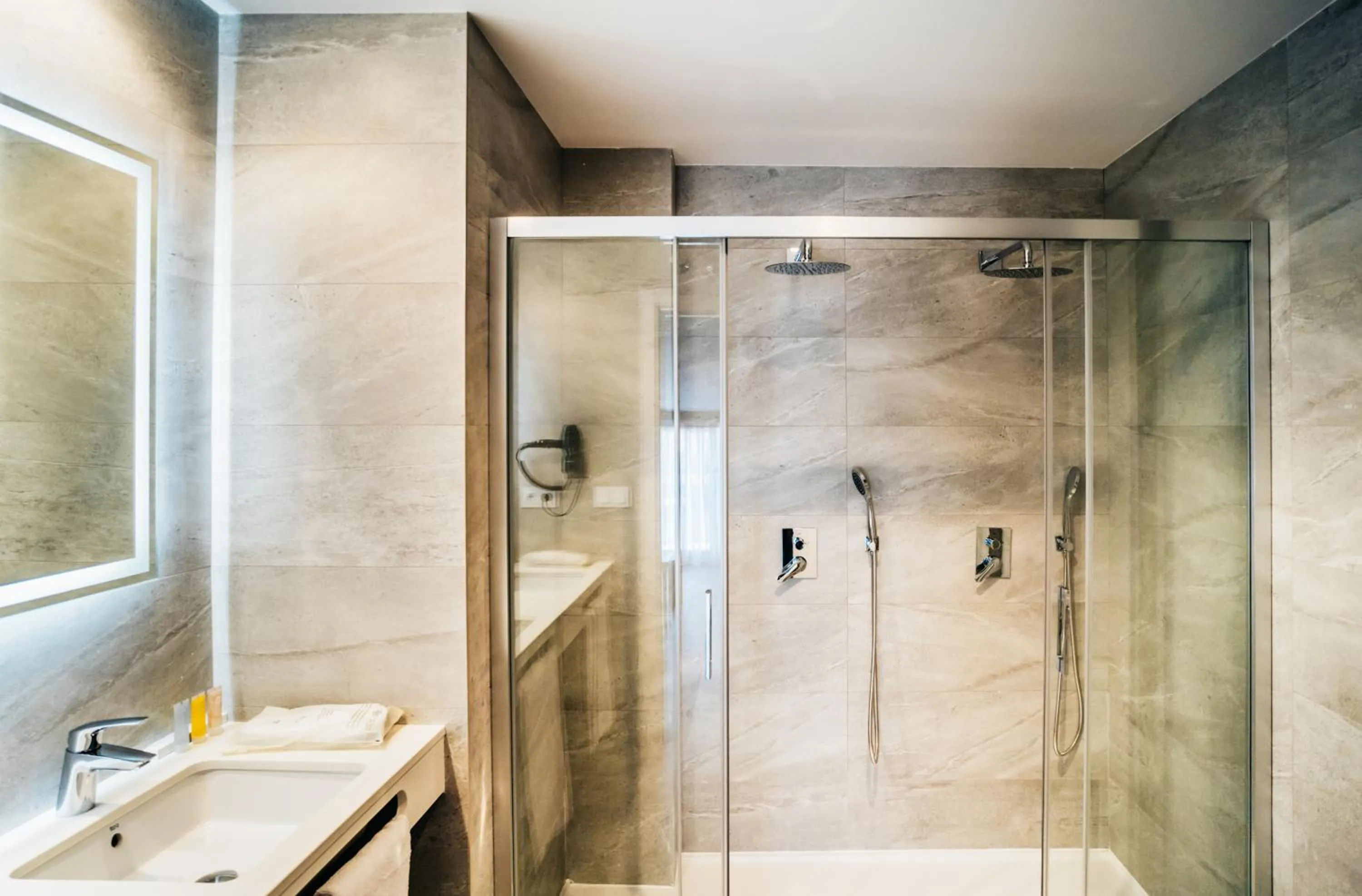 Shower in Arevalos Hotel