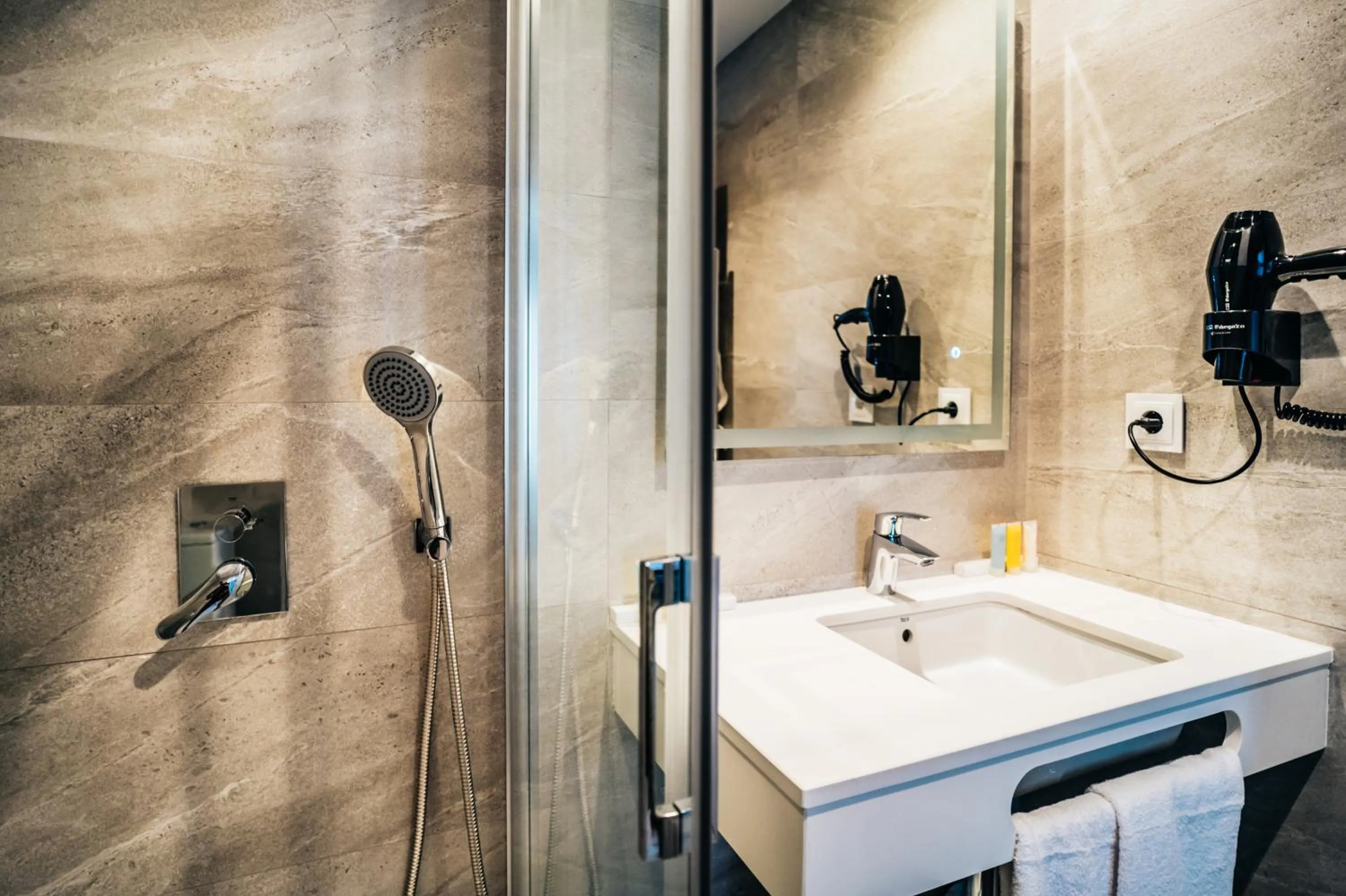 Shower in Arevalos Hotel