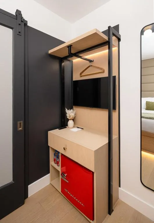 Photo of the whole room, Bed in Little Charlie Hotel