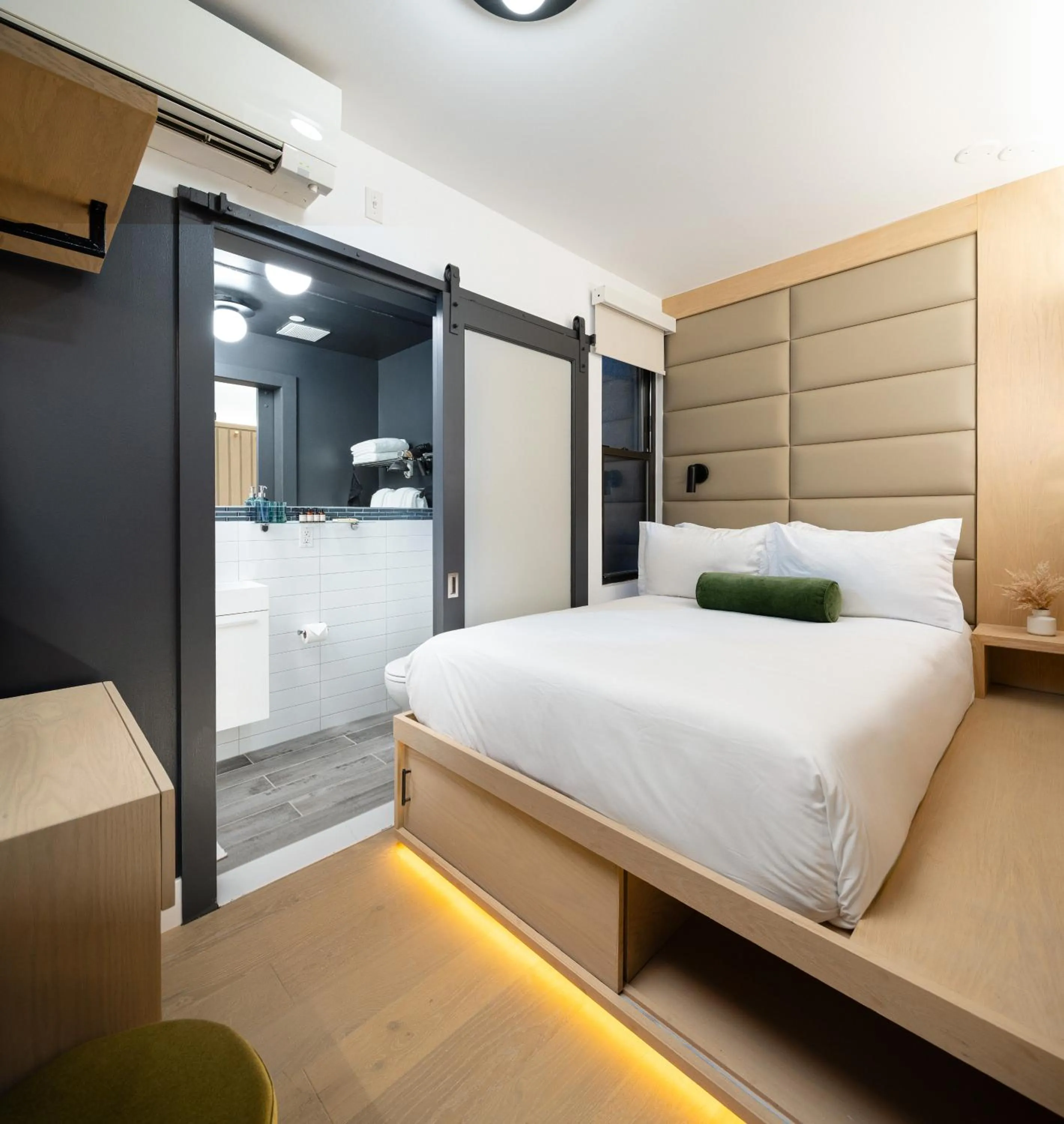 Photo of the whole room, Bed in Little Charlie Hotel