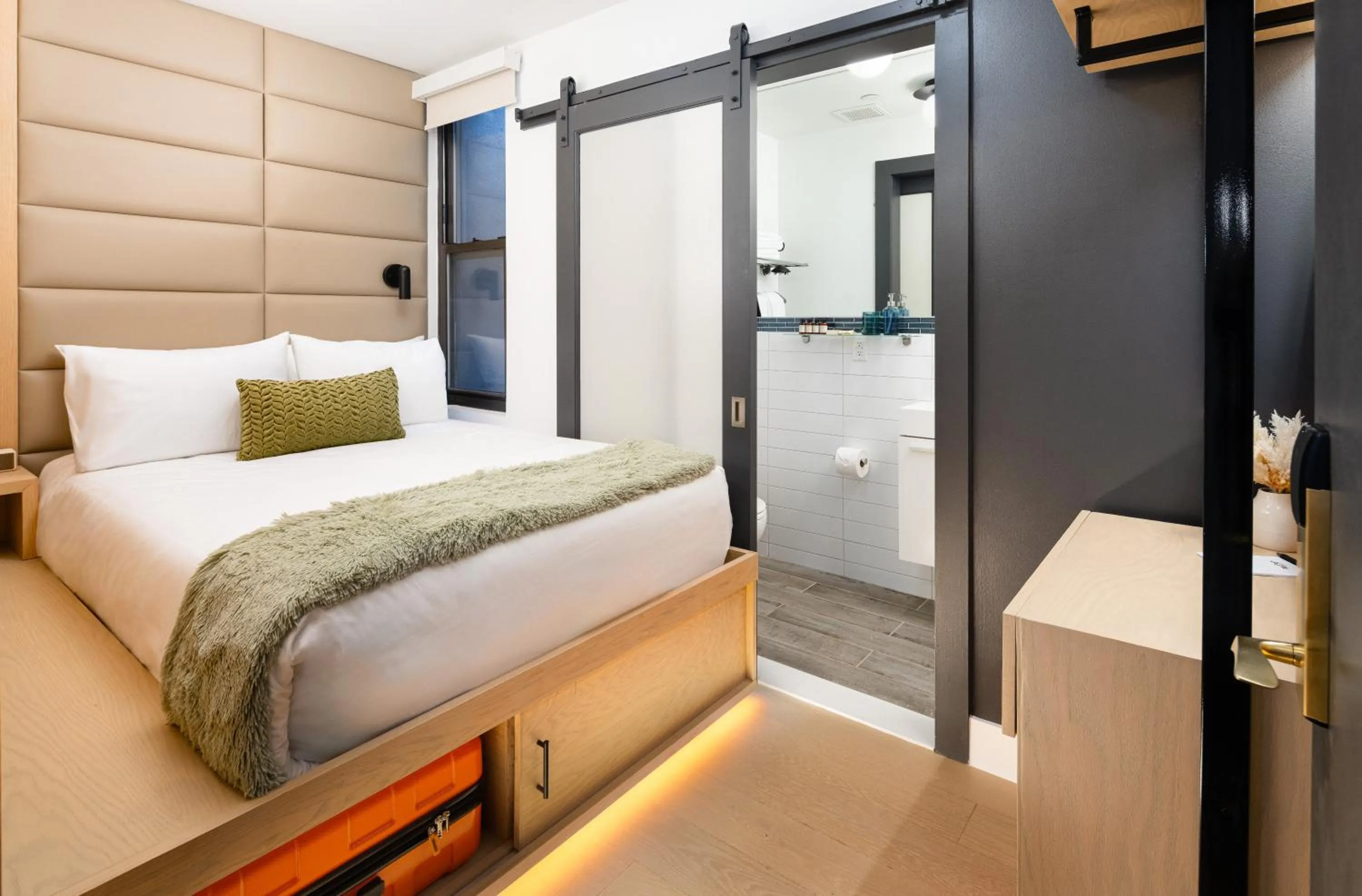 Bedroom, Bed in Little Charlie Hotel