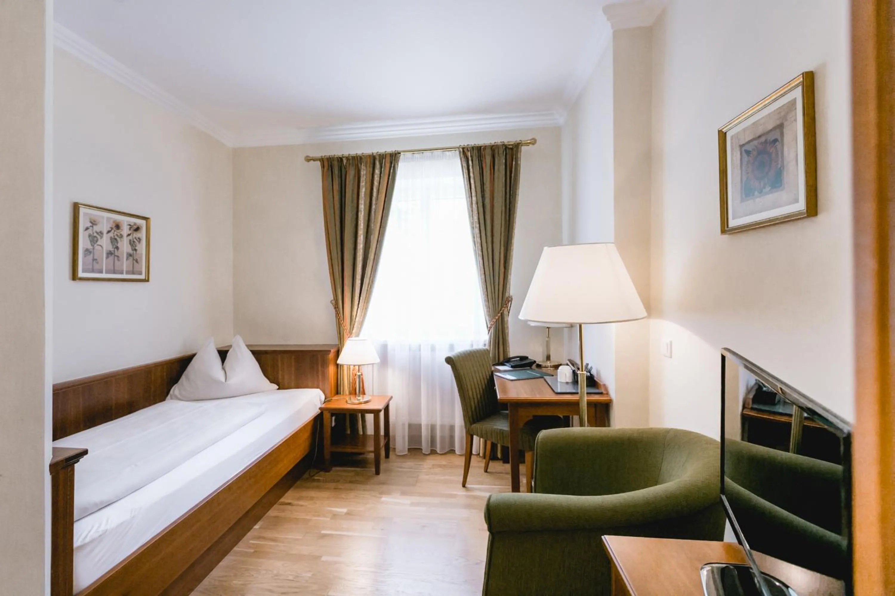 Photo of the whole room, Bed in Seehotel Billroth