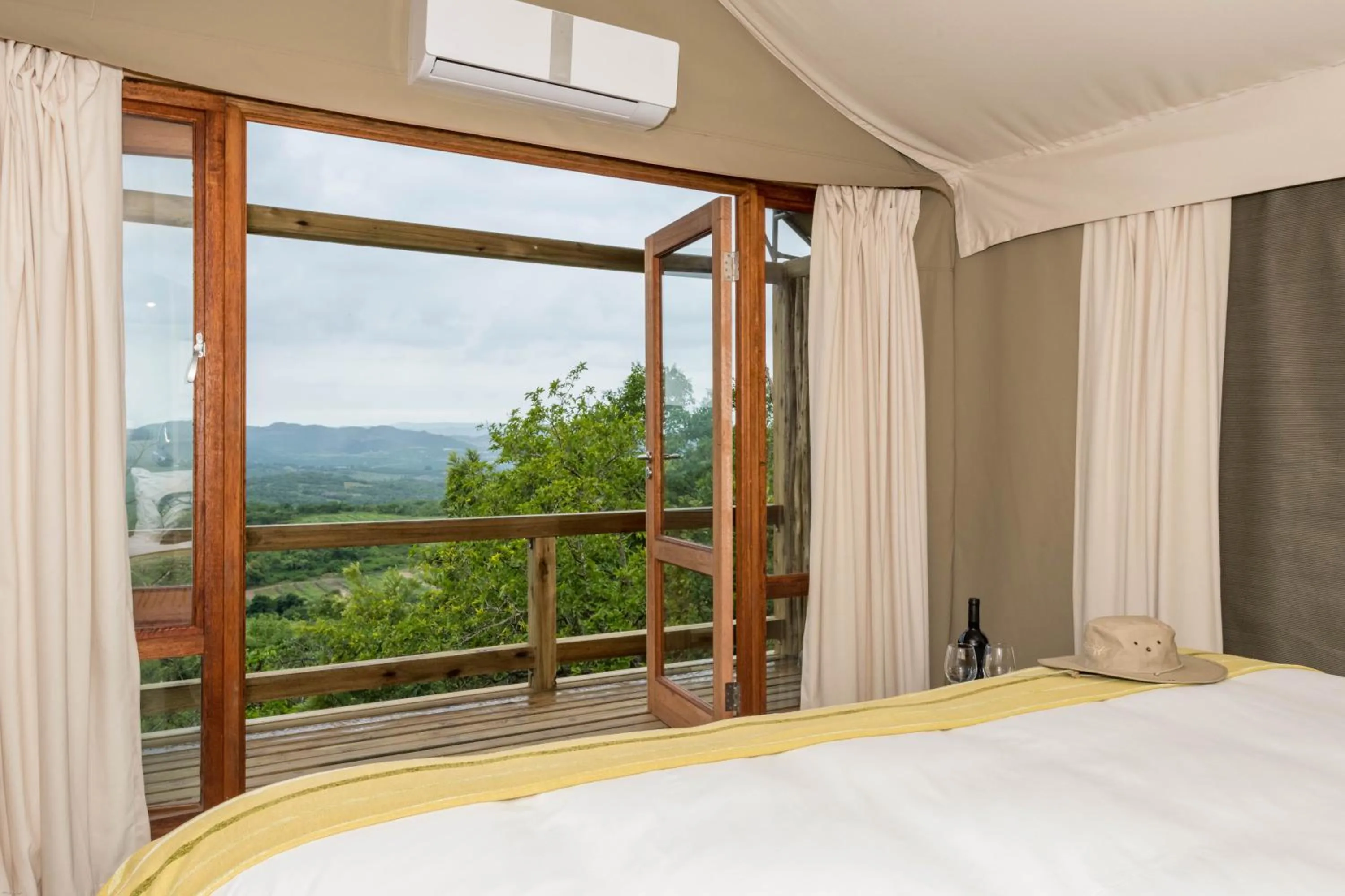 Balcony/Terrace, Bed in Muluwa Lodge