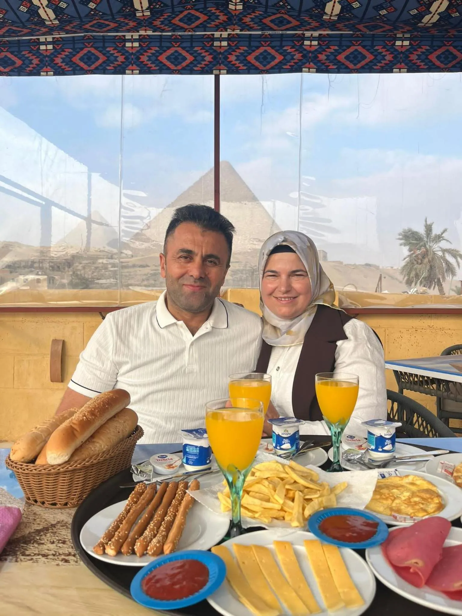 People in El Khalil Pyramids View Inn