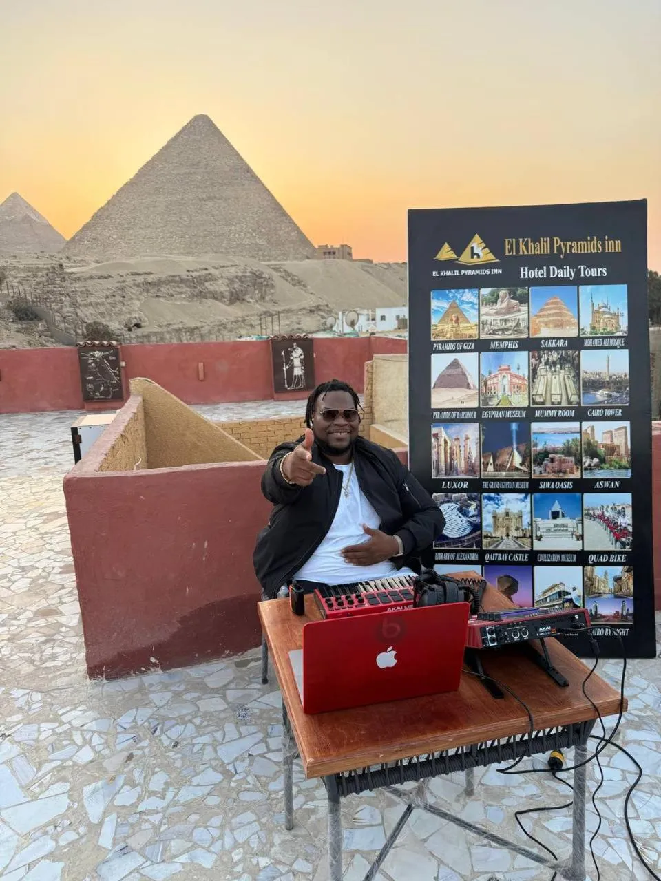 group of guests in El Khalil Pyramids View Inn