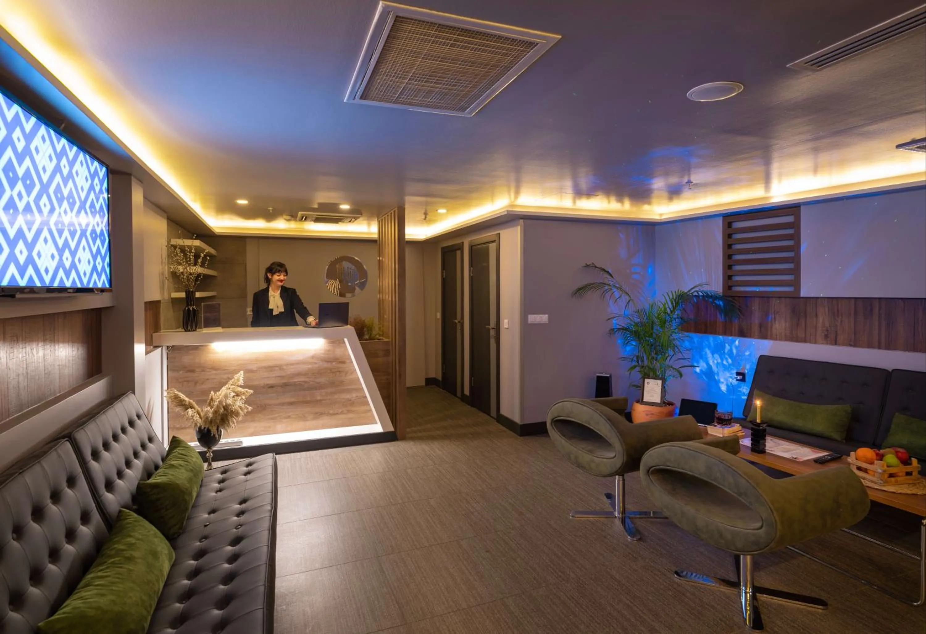 Communal lounge/ TV room, Bed in SennaCity Hotel