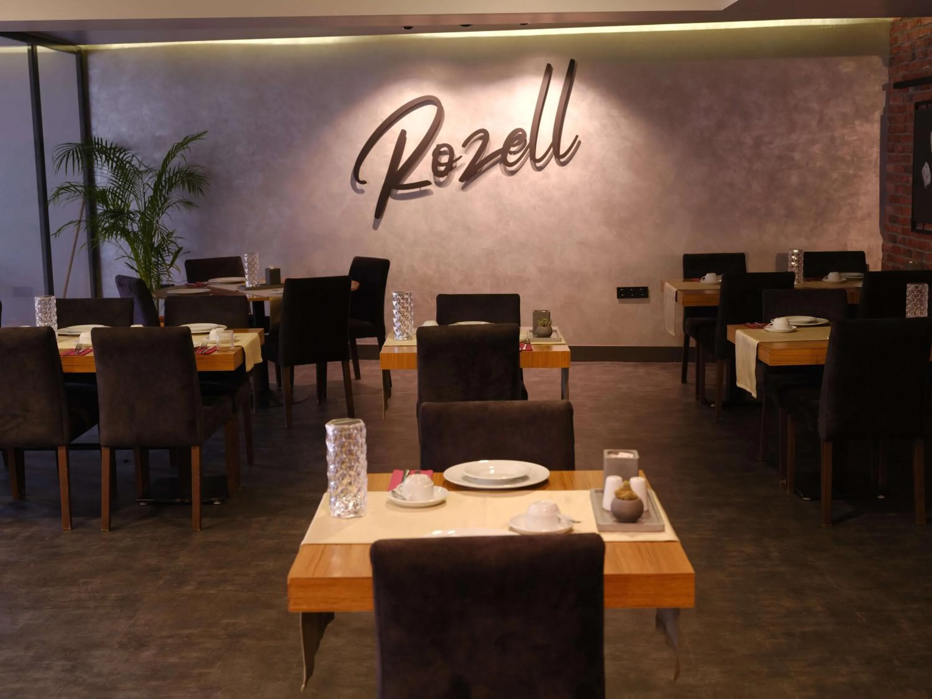 Restaurant/places to eat in SennaCity Hotel