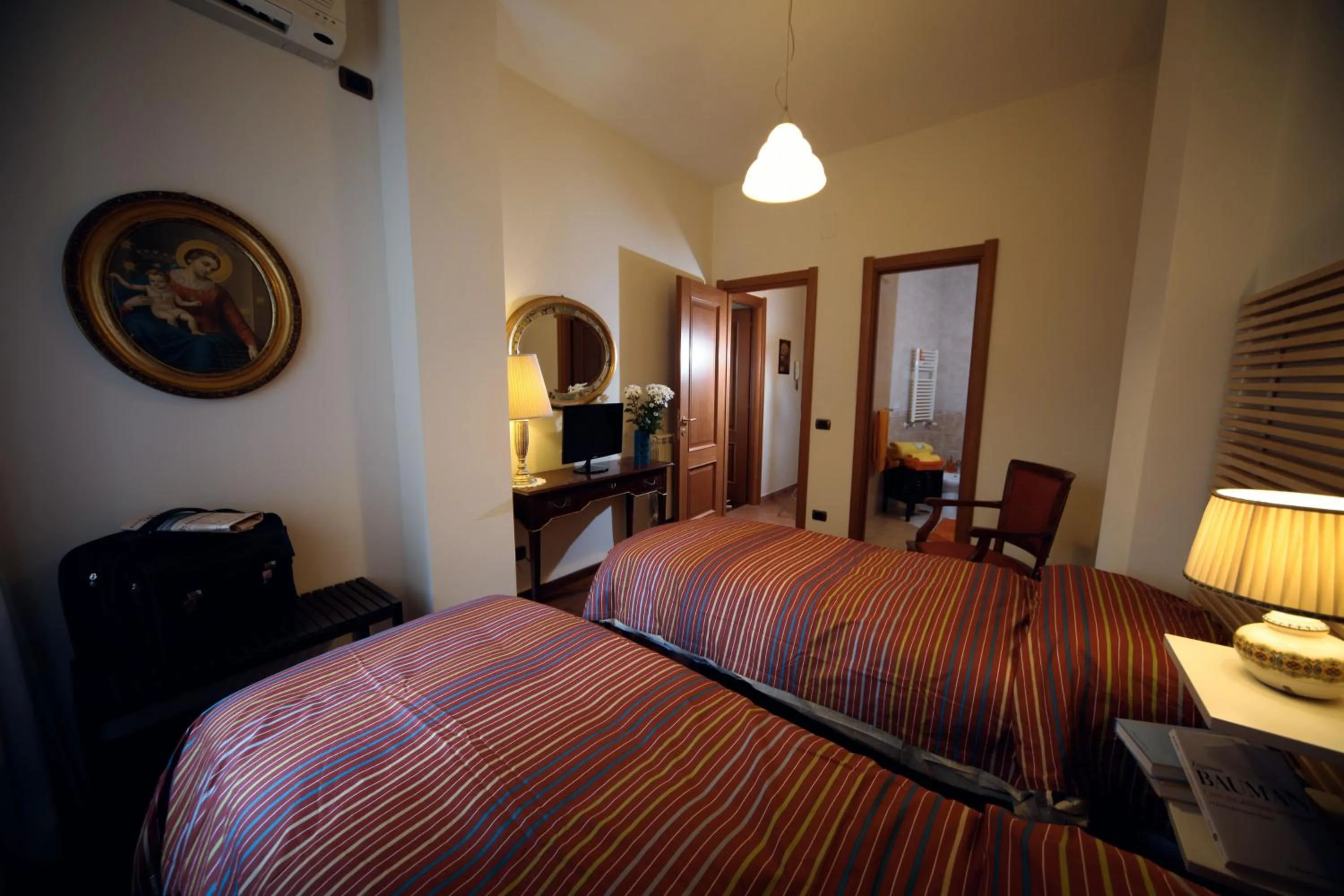 Photo of the whole room, Bed in Napoli Porta Di Mare