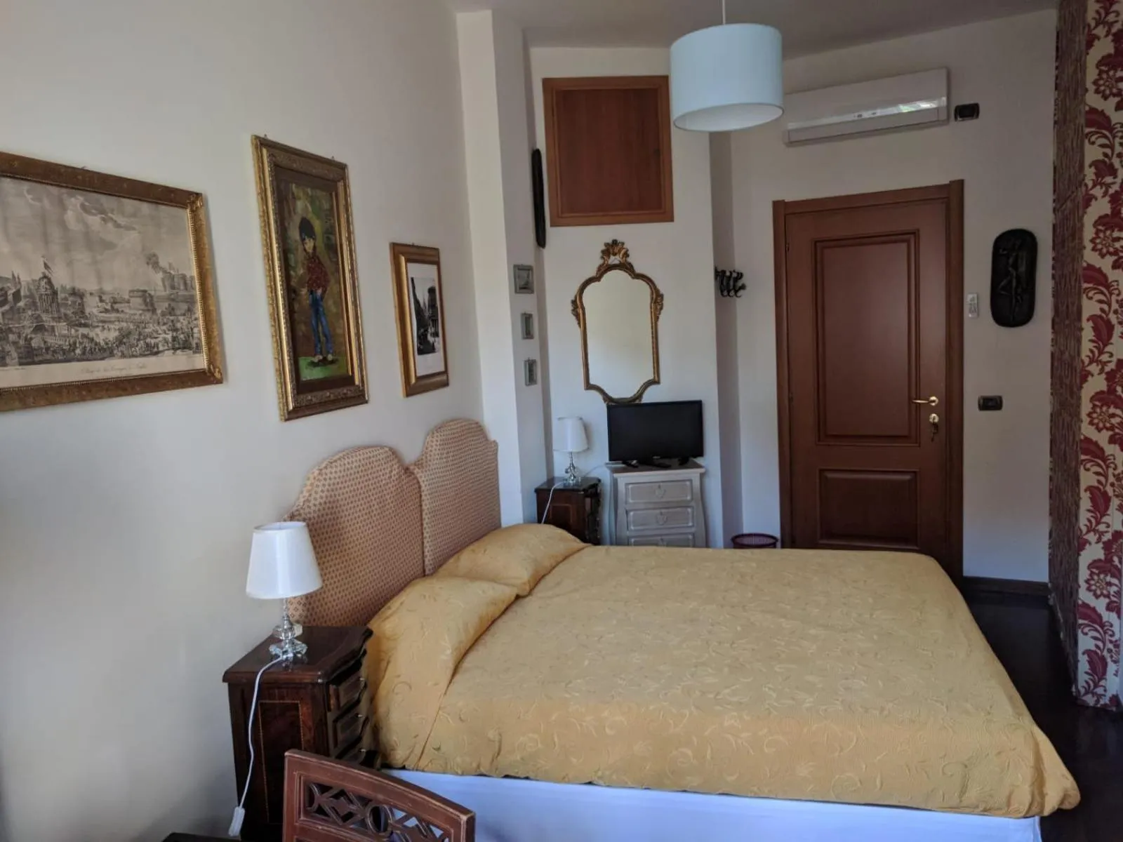 Photo of the whole room, Bed in Napoli Porta Di Mare