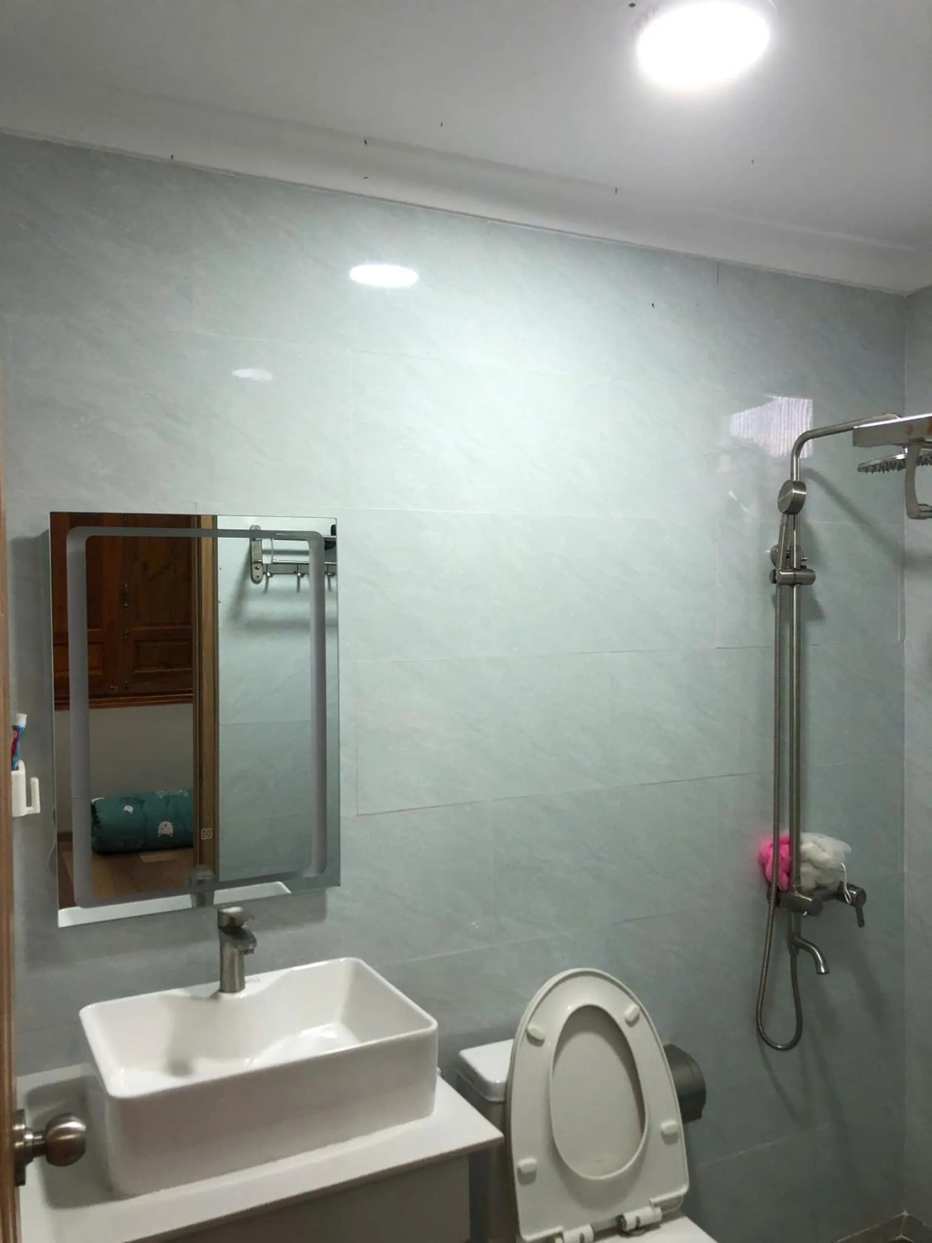 Bathroom in Hoàng Đô Hotel