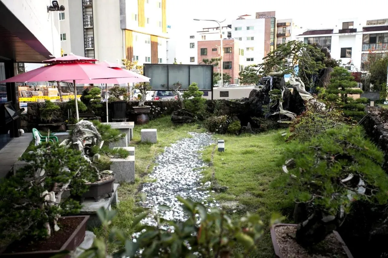 Garden in Cheonjiyeon Hotel