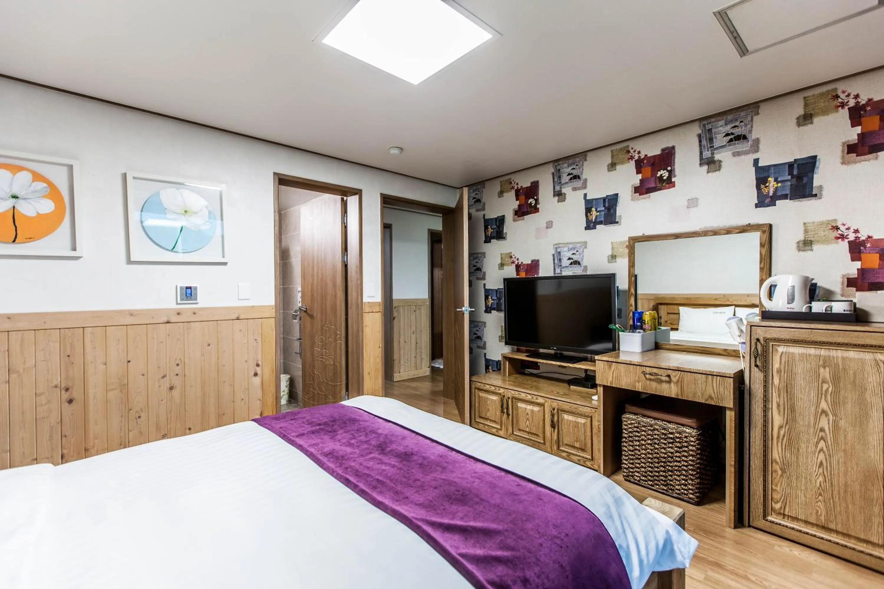 Photo of the whole room, Bed in Cheonjiyeon Hotel