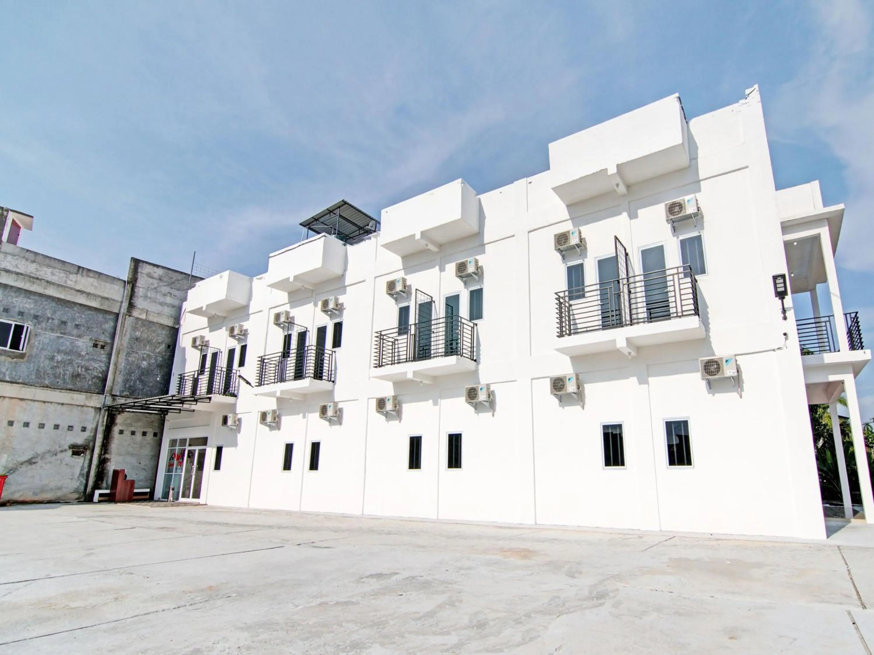 Facade/entrance in Hotel O Penginapan Sarinah SyariahNearRM Beringin Indah