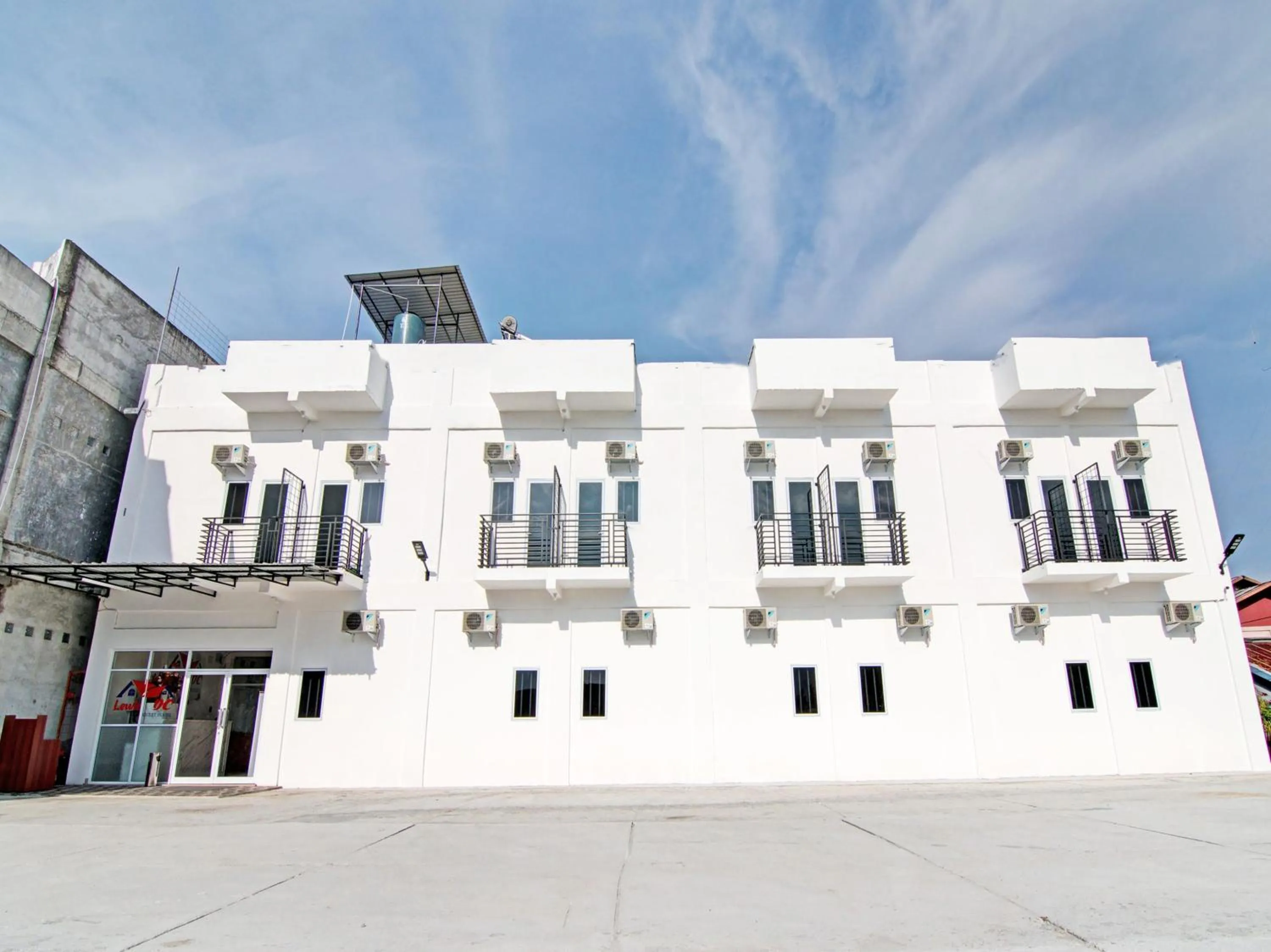 Facade/entrance in Hotel O Penginapan Sarinah SyariahNearRM Beringin Indah