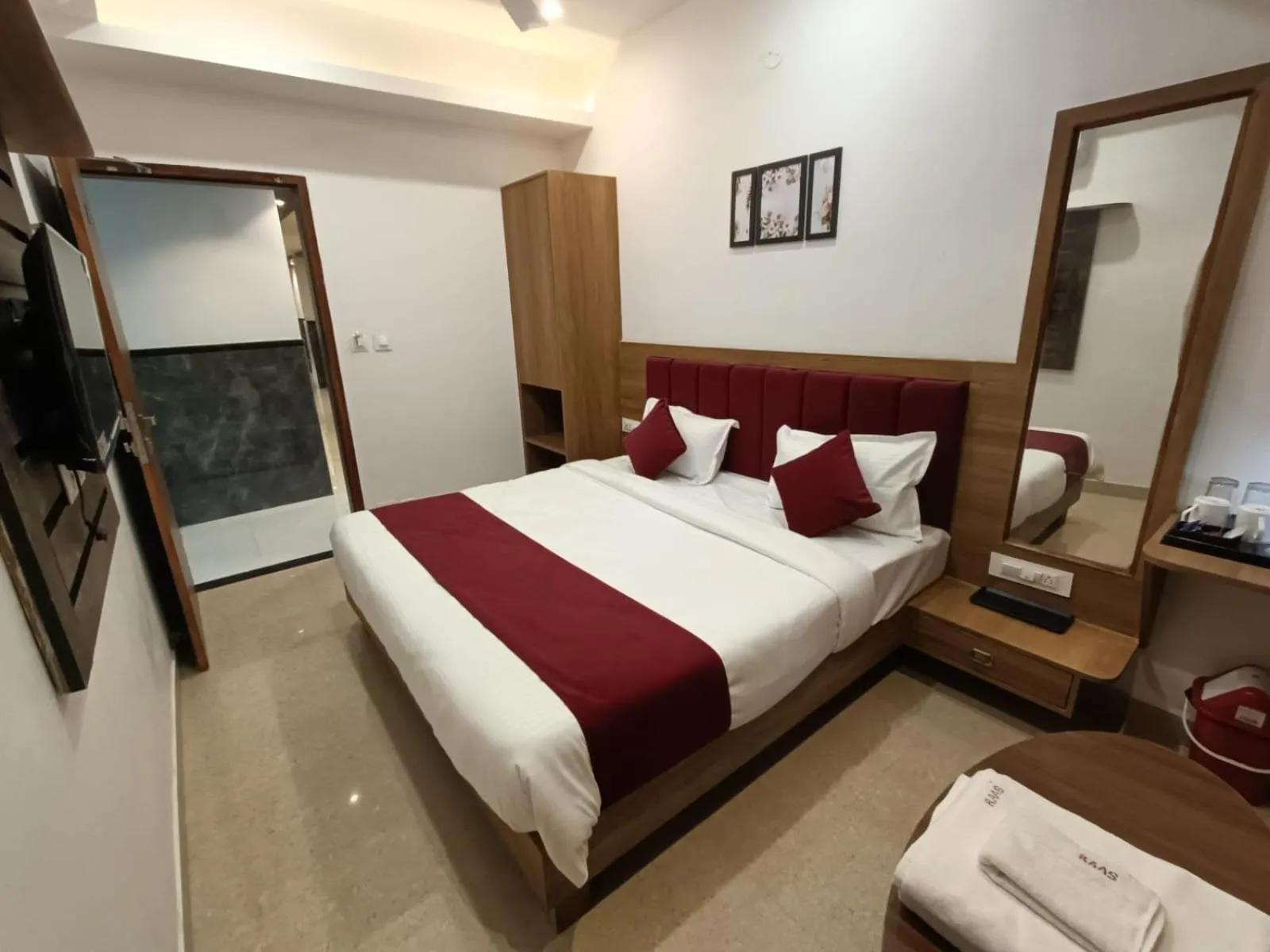 Bedroom in Hotel Raas Inn, New Hotel