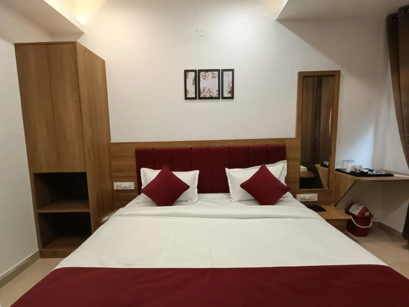 Bedroom in Hotel Raas Inn, New Hotel