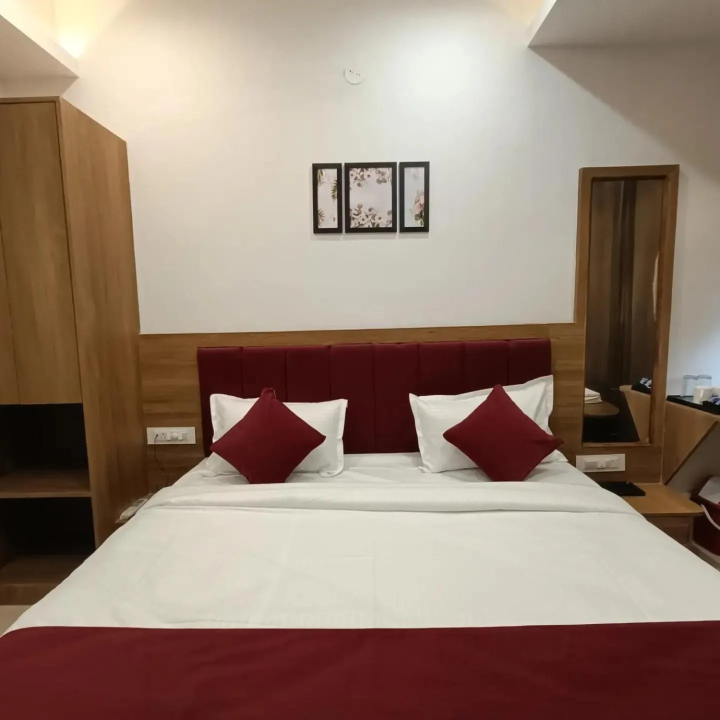 Bedroom in Hotel Raas Inn, New Hotel