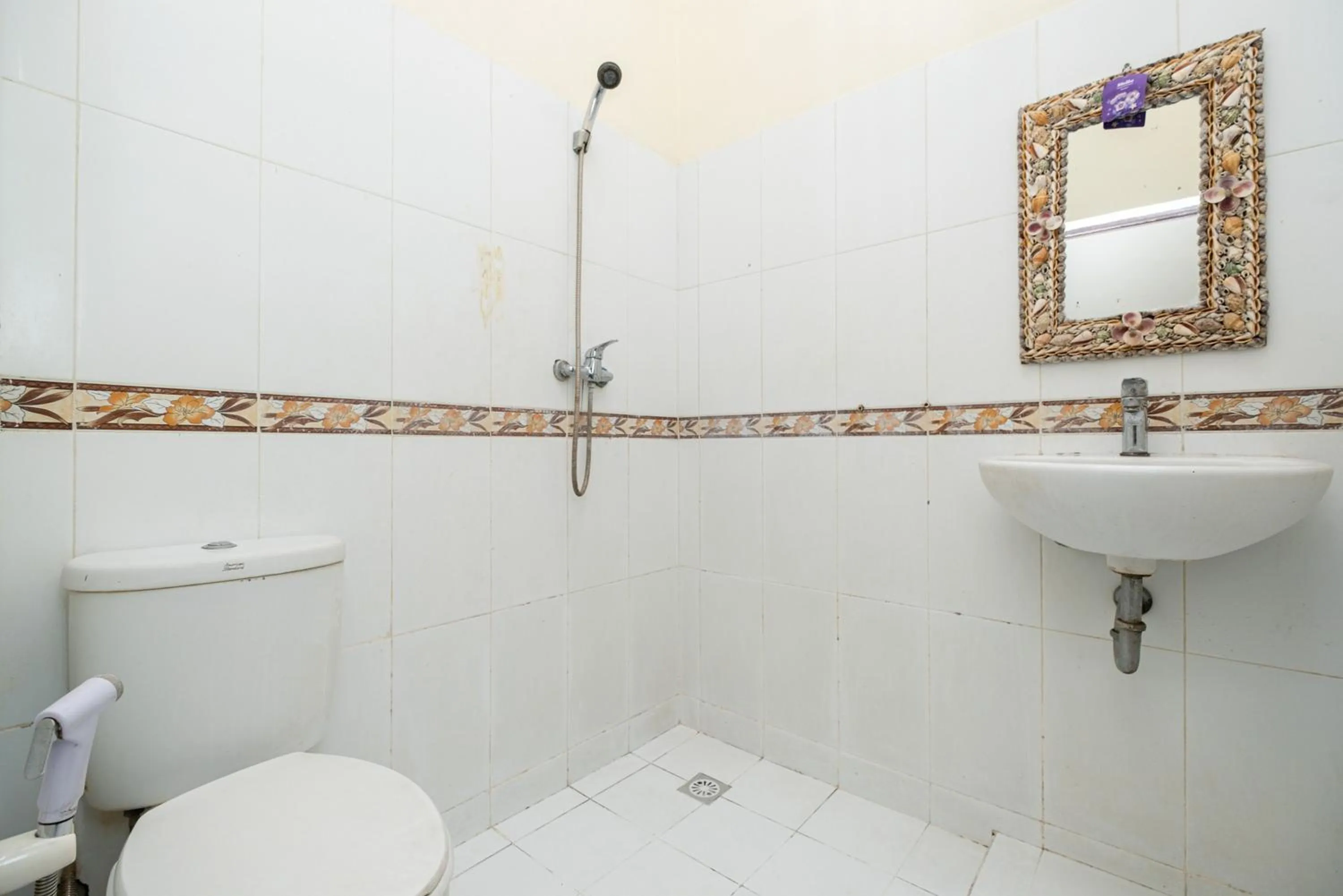 Shower in RedDoorz Plus @ Grace Residence Surabaya