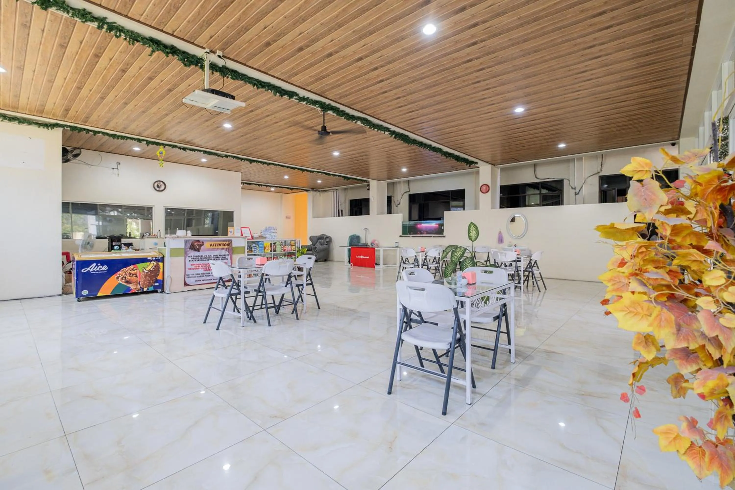 Restaurant/places to eat in RedDoorz Plus @ Grace Residence Surabaya