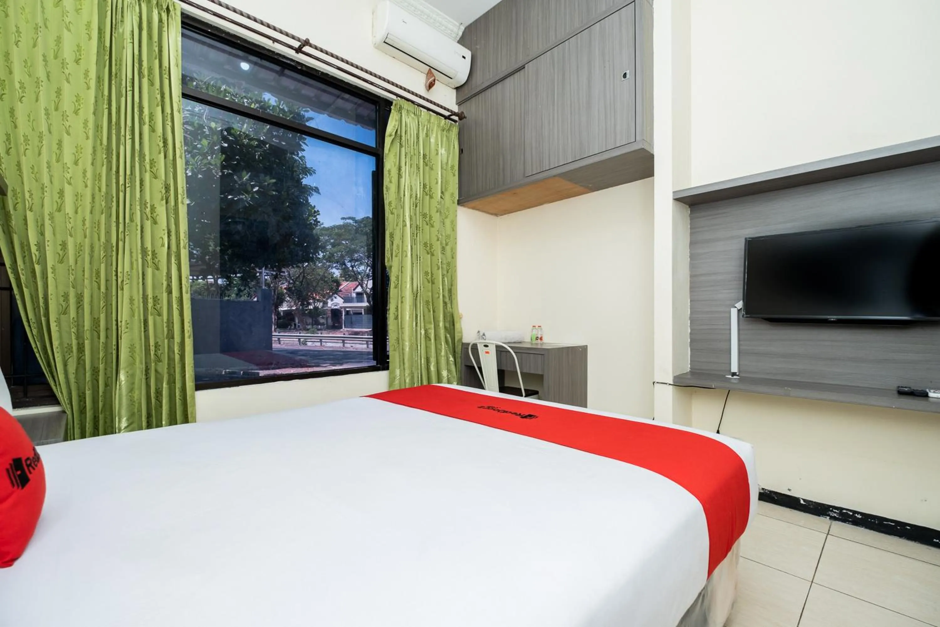 Bed in RedDoorz Plus @ Grace Residence Surabaya