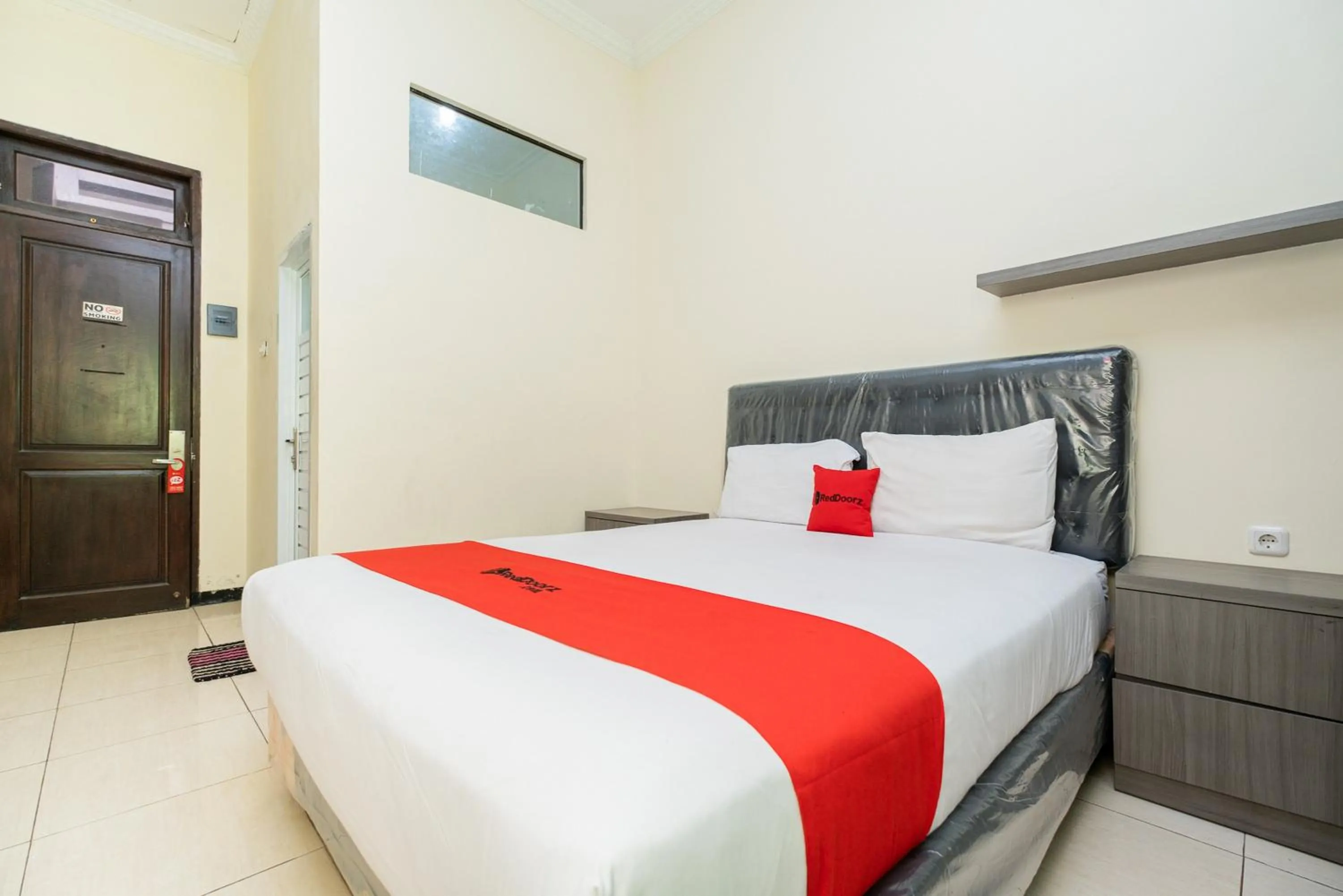 Bed in RedDoorz Plus @ Grace Residence Surabaya