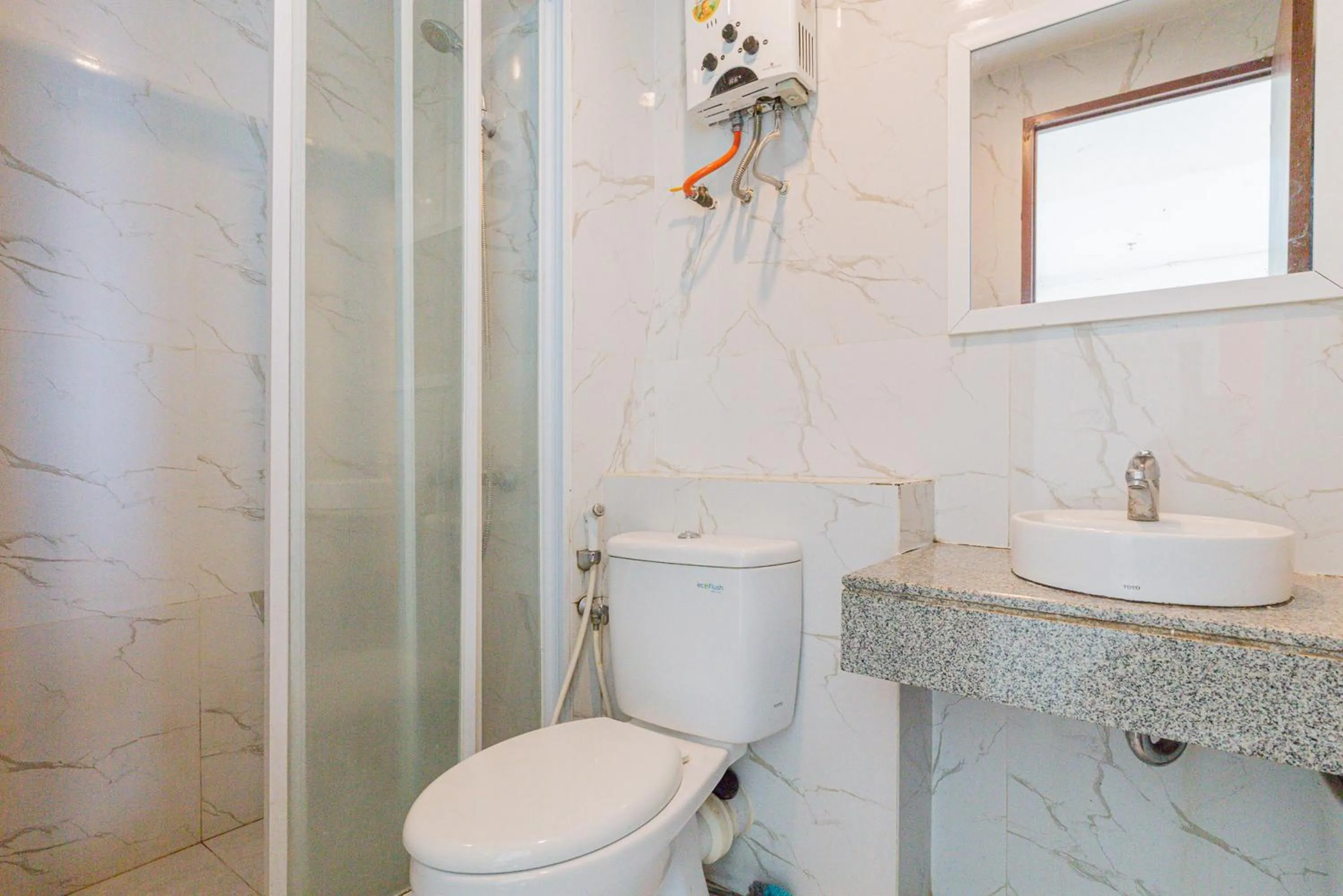 Shower in RedLiving Apartemen Grand Kamala Lagoon - Rooms 911 Tower Barclay South with Netflix