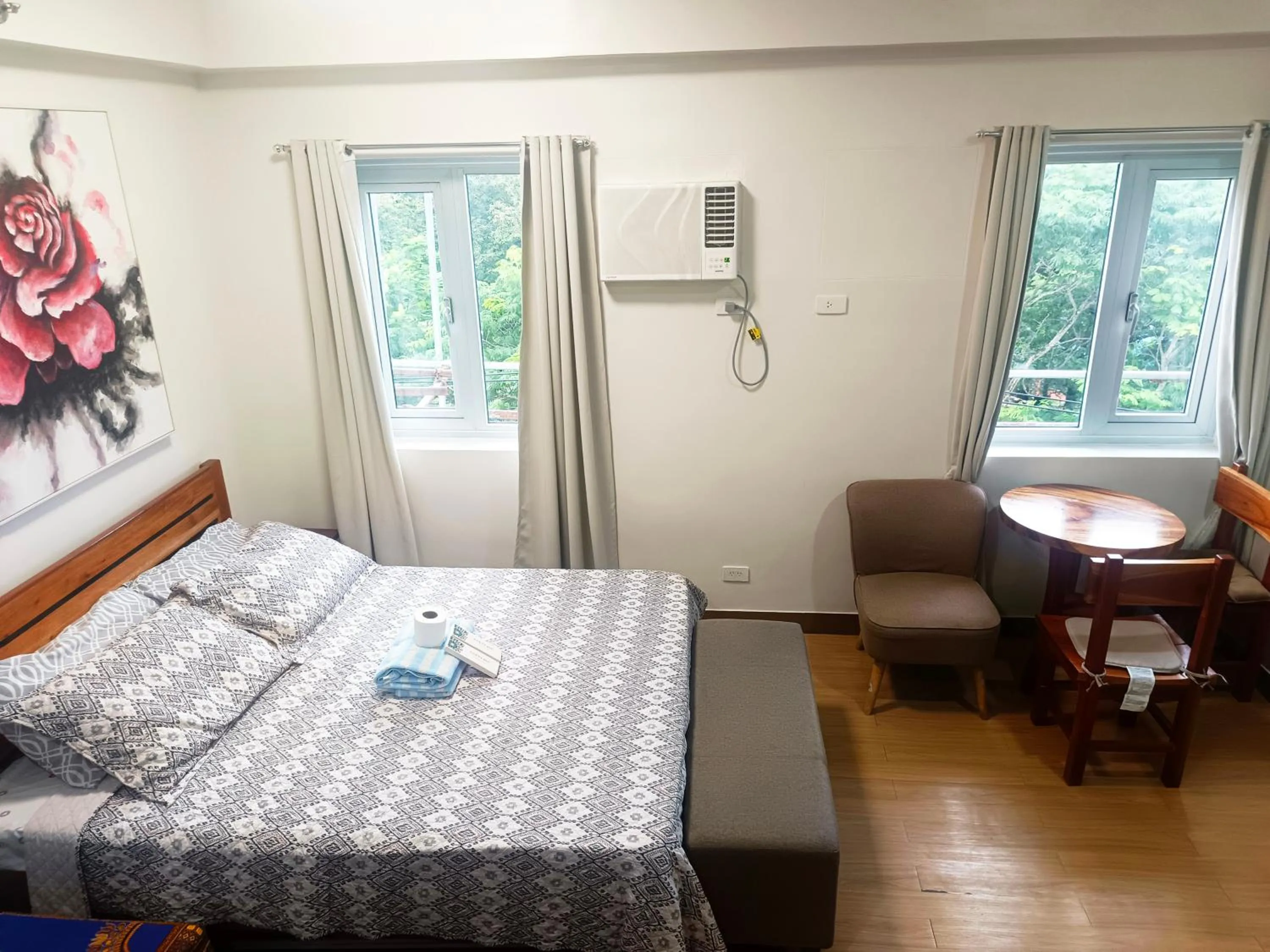 Bed in Happy Stays B - End Unit Greenery View at SMDC Hope Residences