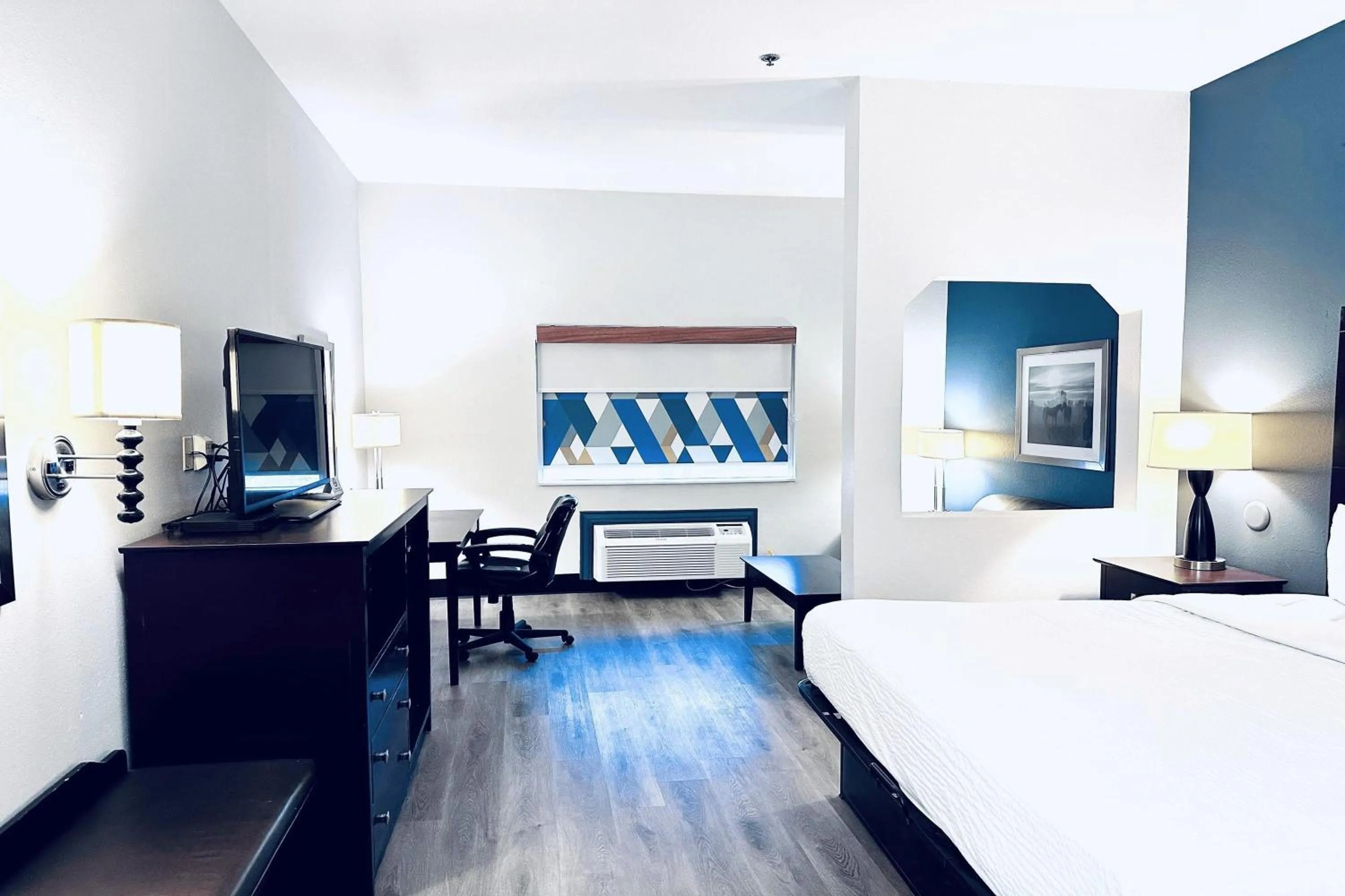 Photo of the whole room, Bed in Baymont by Wyndham Ardmore I-35