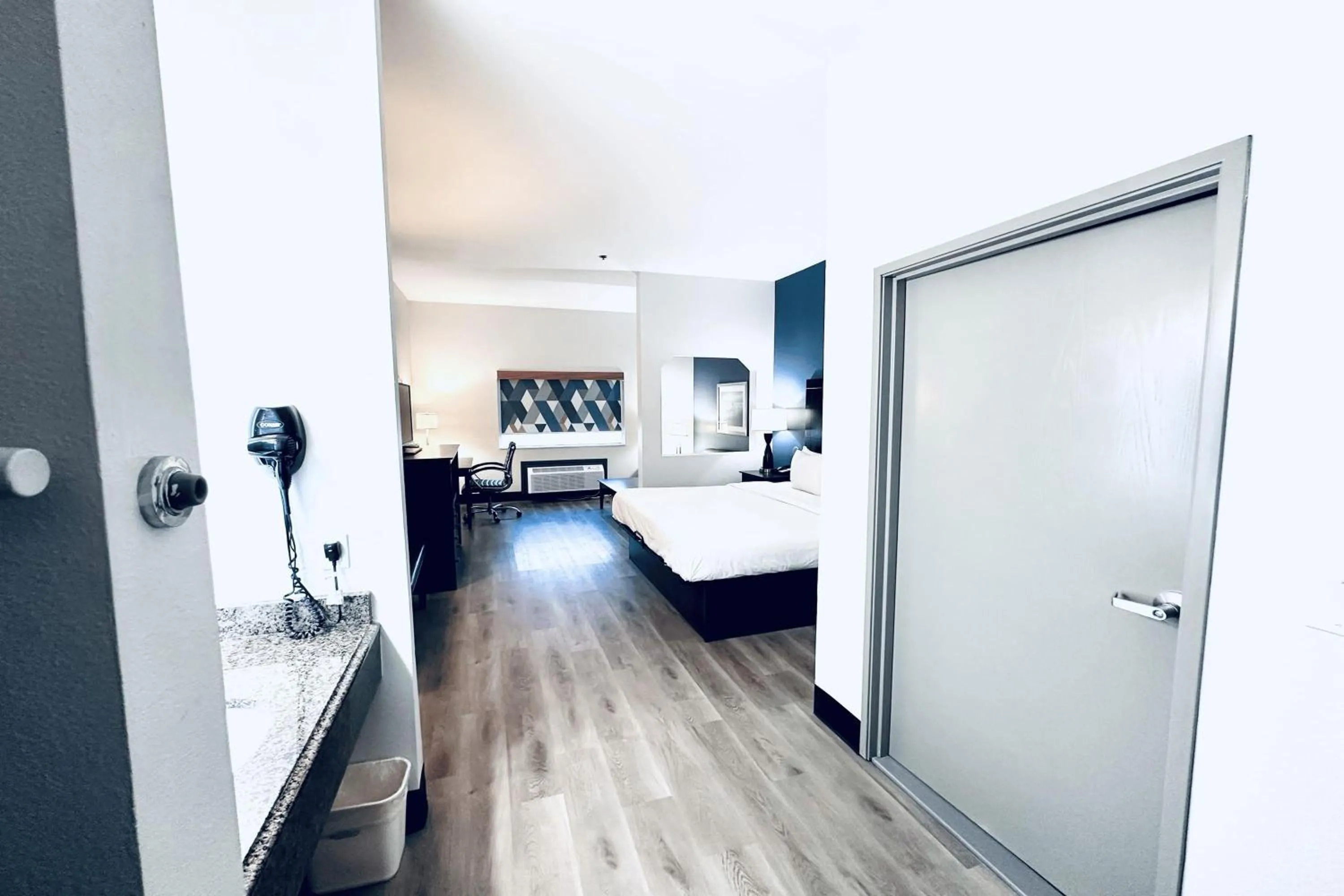 Photo of the whole room, Bed in Baymont by Wyndham Ardmore I-35