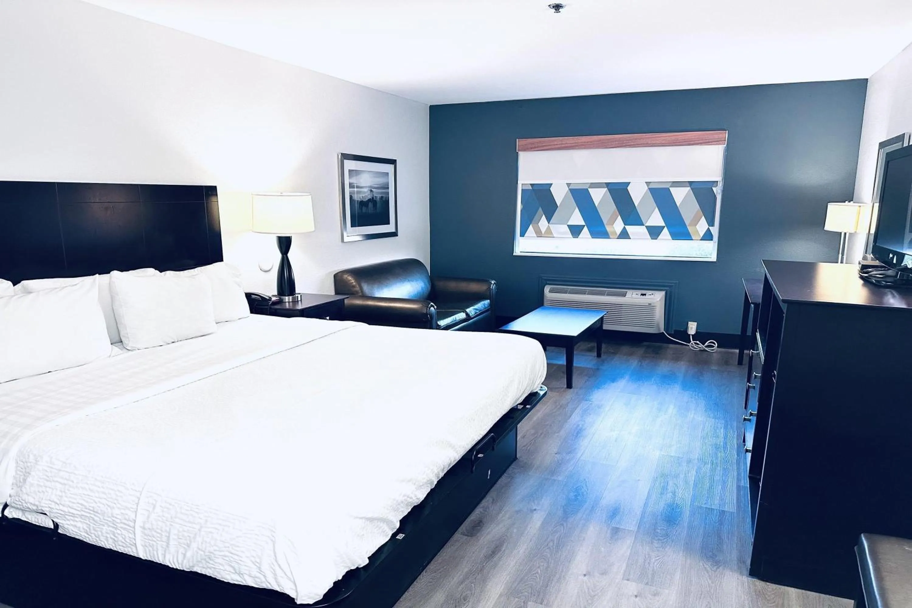 Photo of the whole room, Bed in Baymont by Wyndham Ardmore I-35