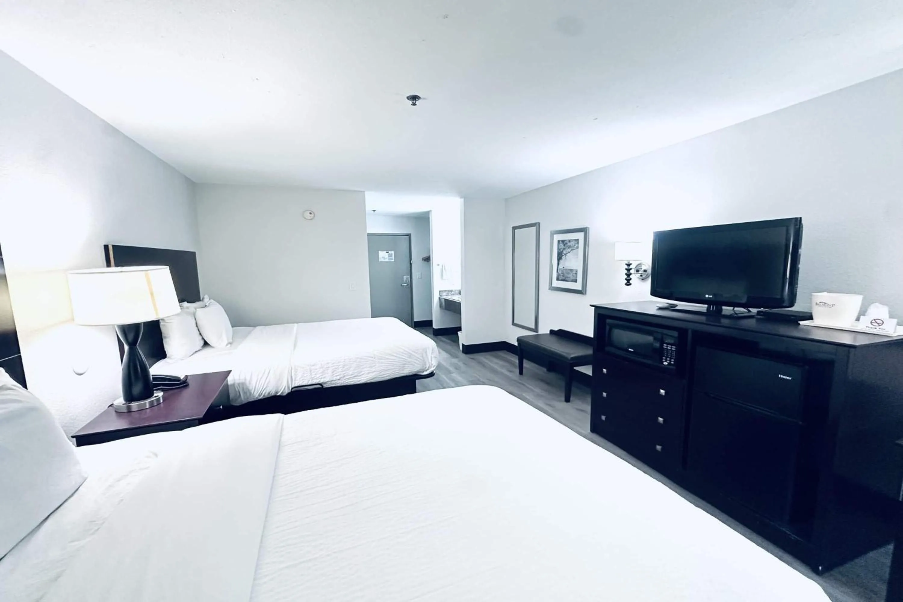 Photo of the whole room, Bed in Baymont by Wyndham Ardmore I-35