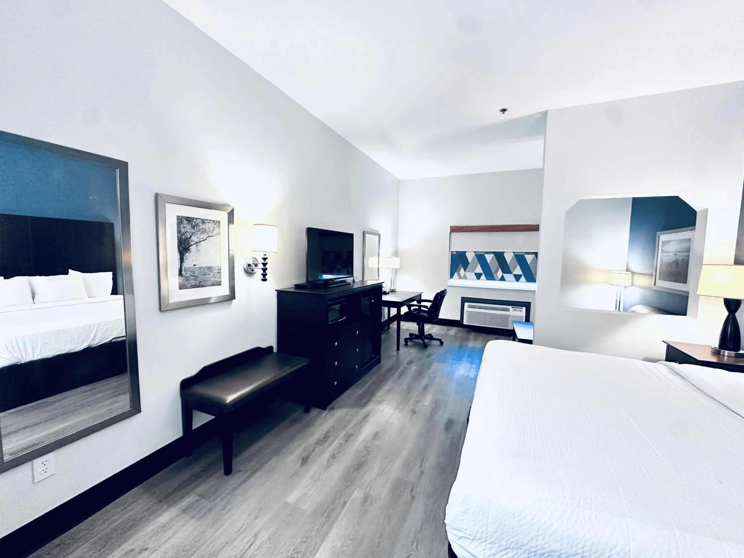 Photo of the whole room, Bed in Baymont by Wyndham Ardmore I-35