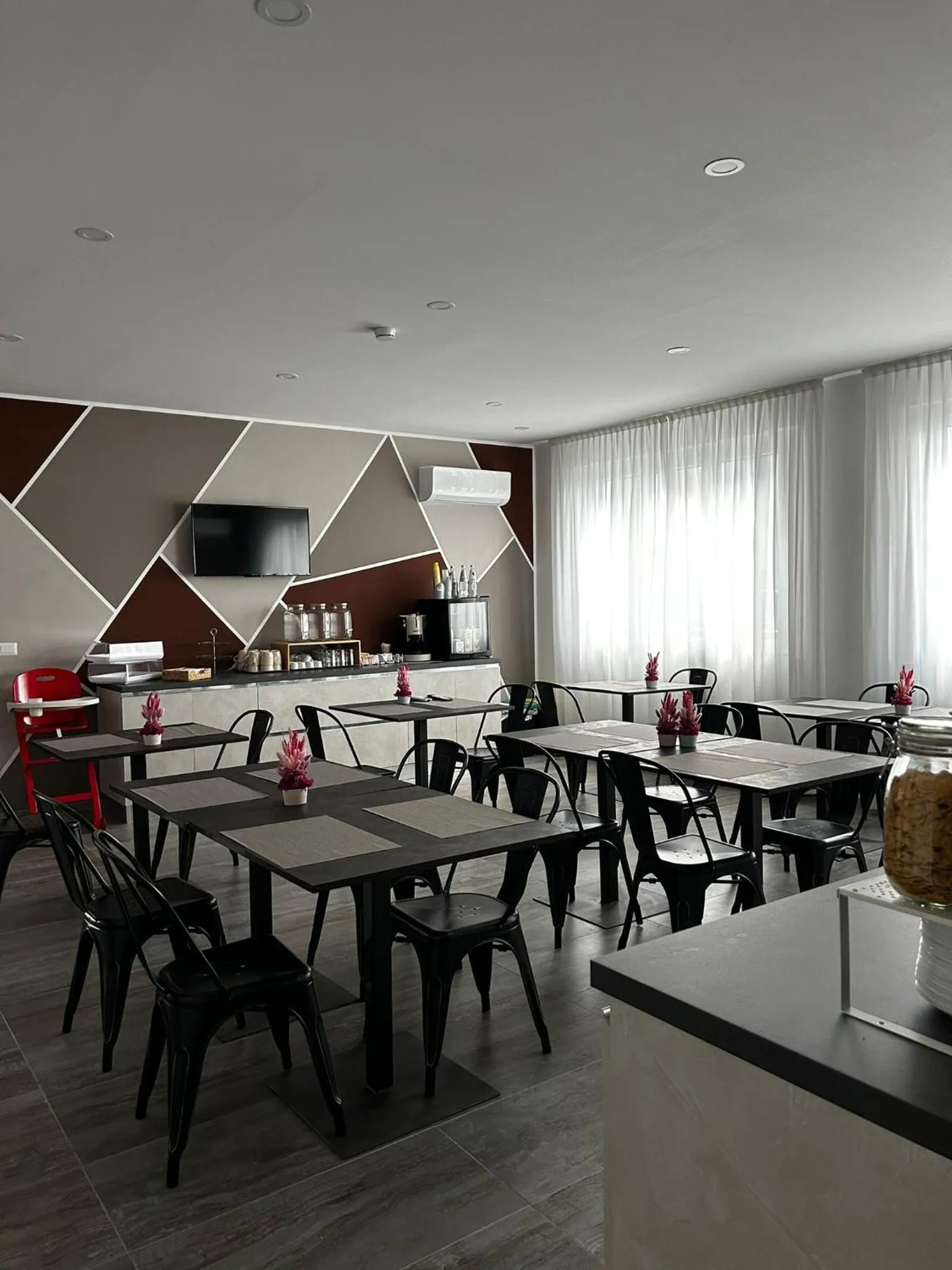 Restaurant/places to eat in Hotel apartments Crisvan