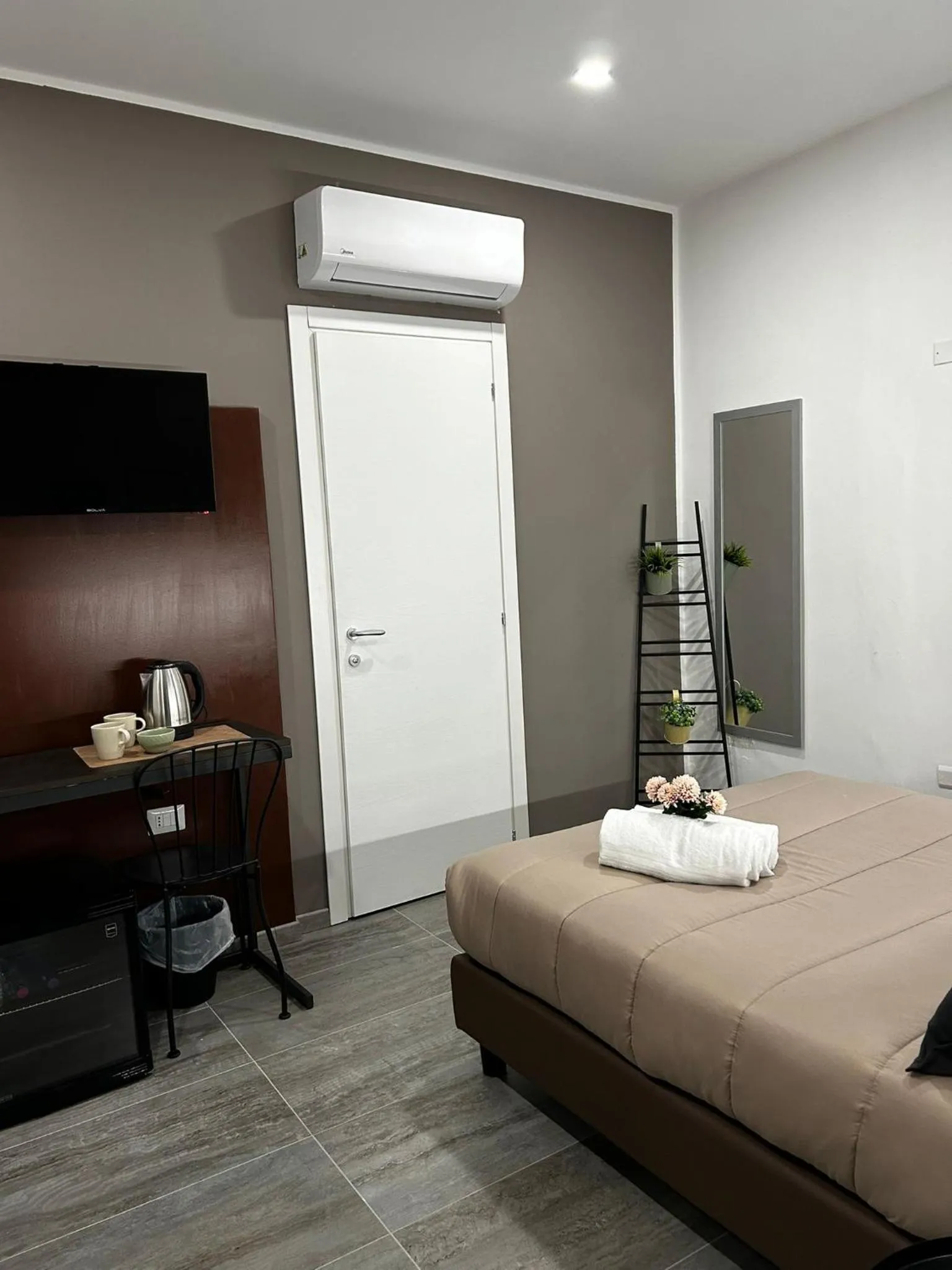 Bed in Hotel apartments Crisvan