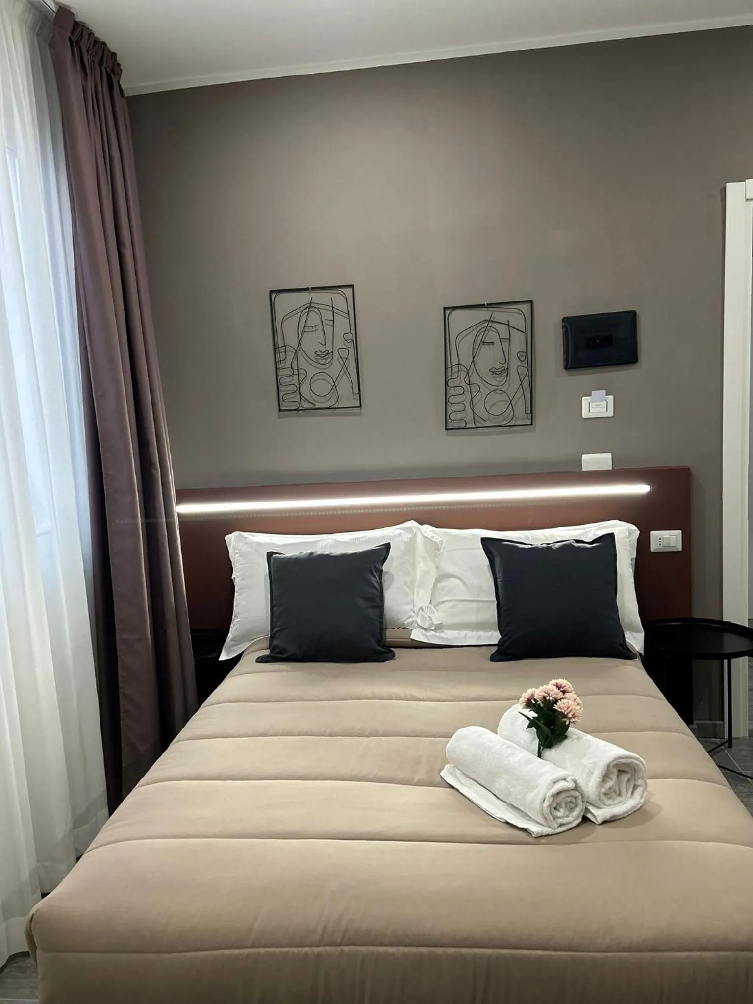 Bed in Hotel apartments Crisvan